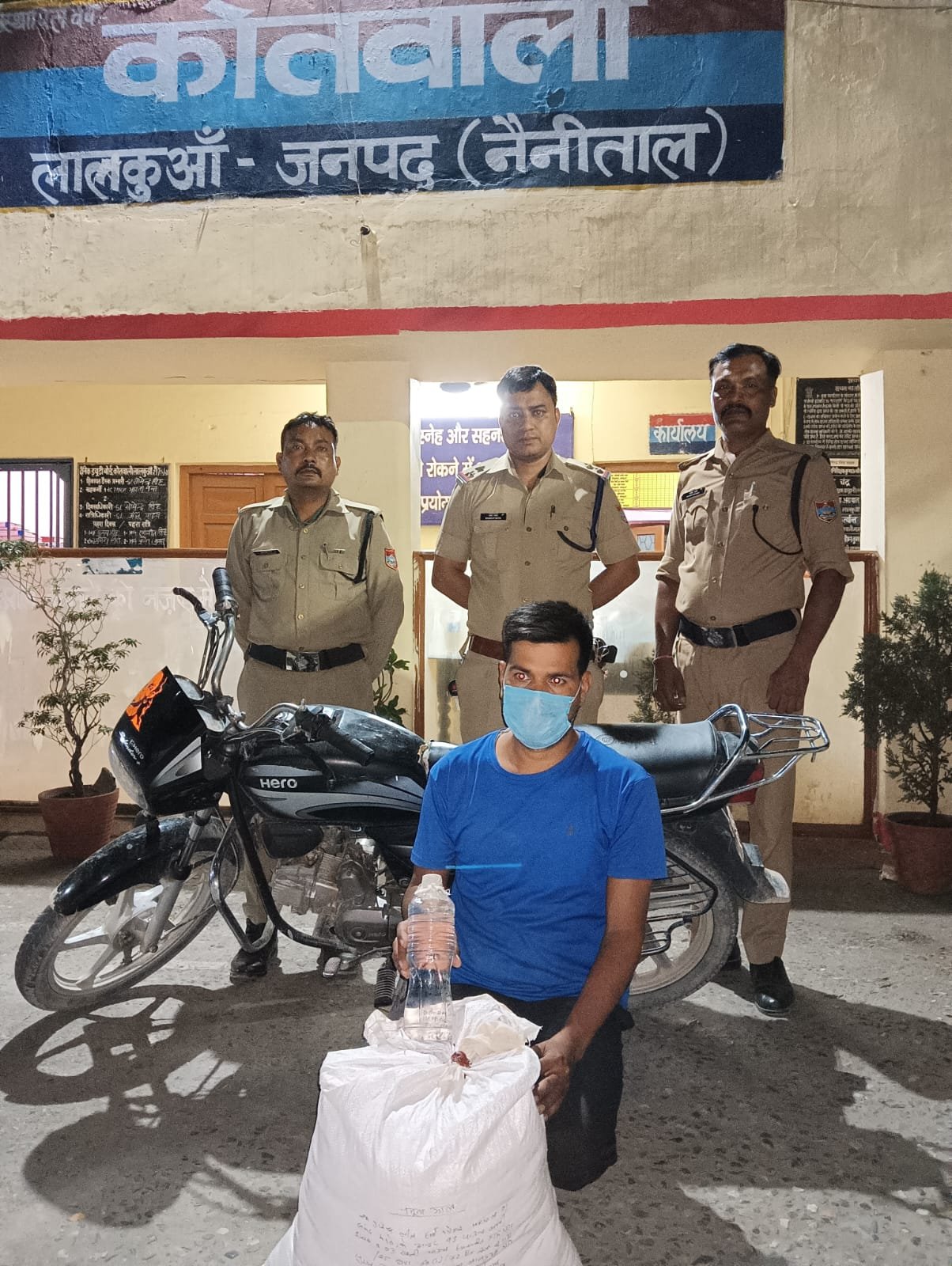 पुलिस ने मोटरसाइकिल से अवैध शराब की तस्करी करते एक तस्कर को किया गिरफ्तार।