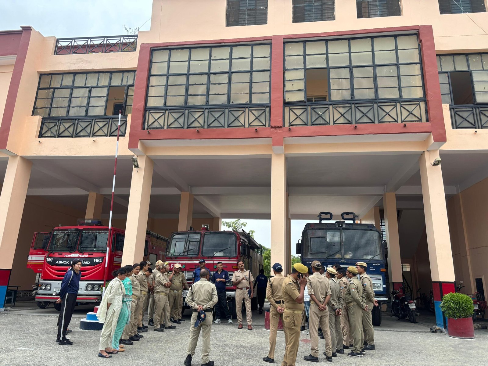 प्रांतीय रक्षा दल (P.R.D.) के जवानों को हल्द्वानी फायर स्टेशन में फायर फाइटिंग प्रशिक्षण।