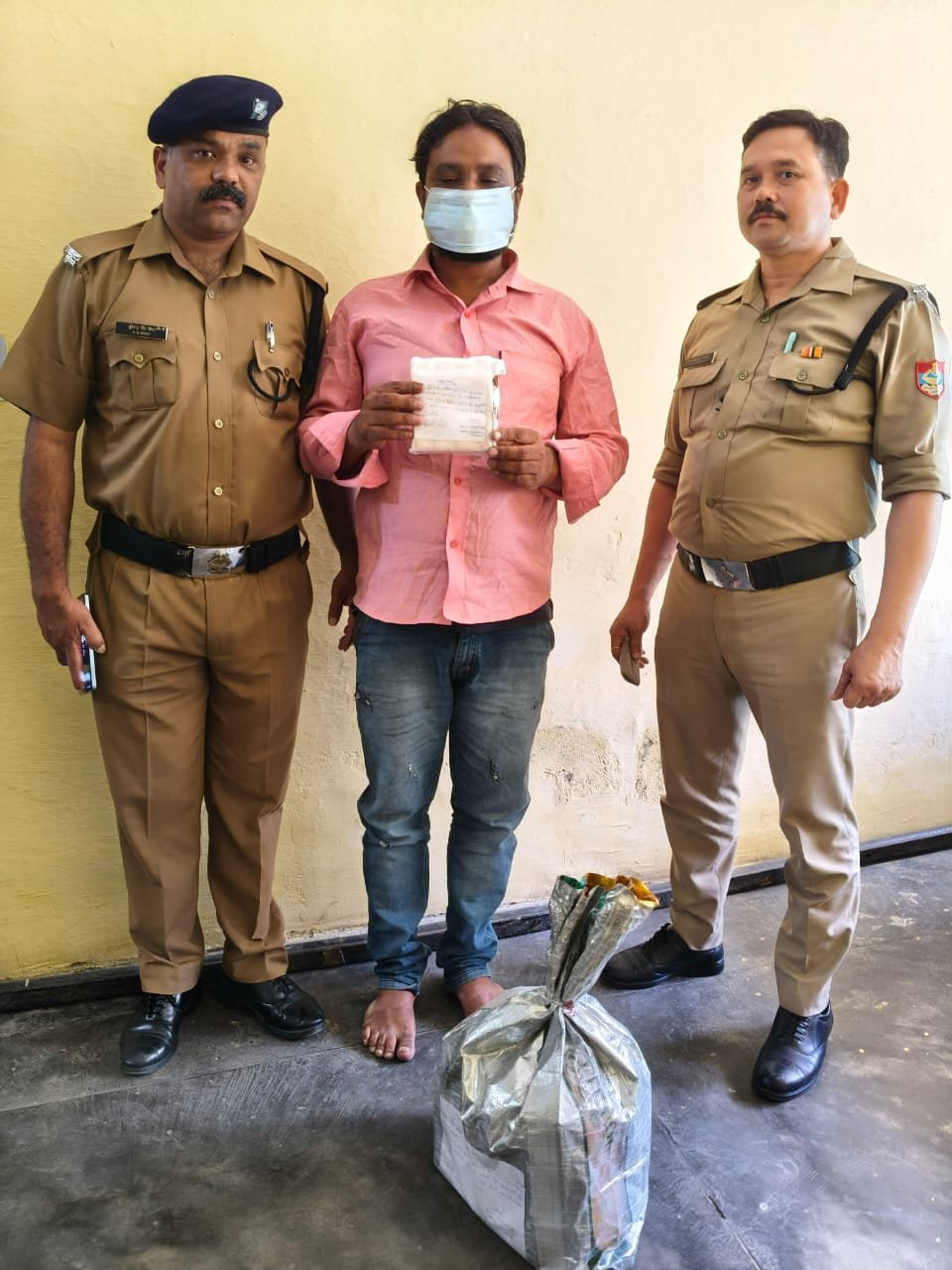 पुलिस ने अवैध शराब के साथ एक व्यक्ति को किया गिरफ्तार।
