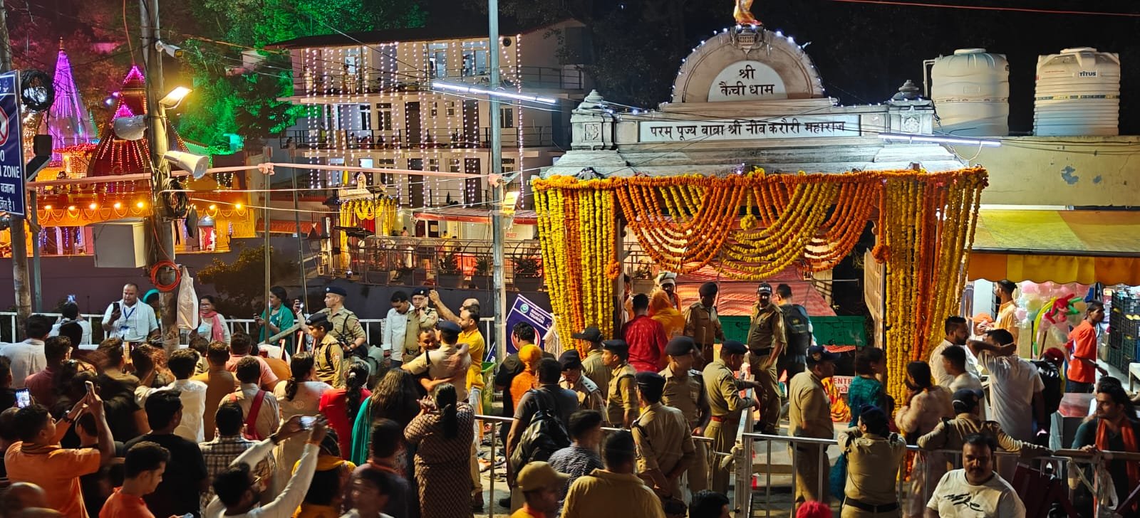 श्रद्धालुओं की भारी भीड़ के बीच पुलिस ने बनाई सुरक्षा की मजबूत दीवार