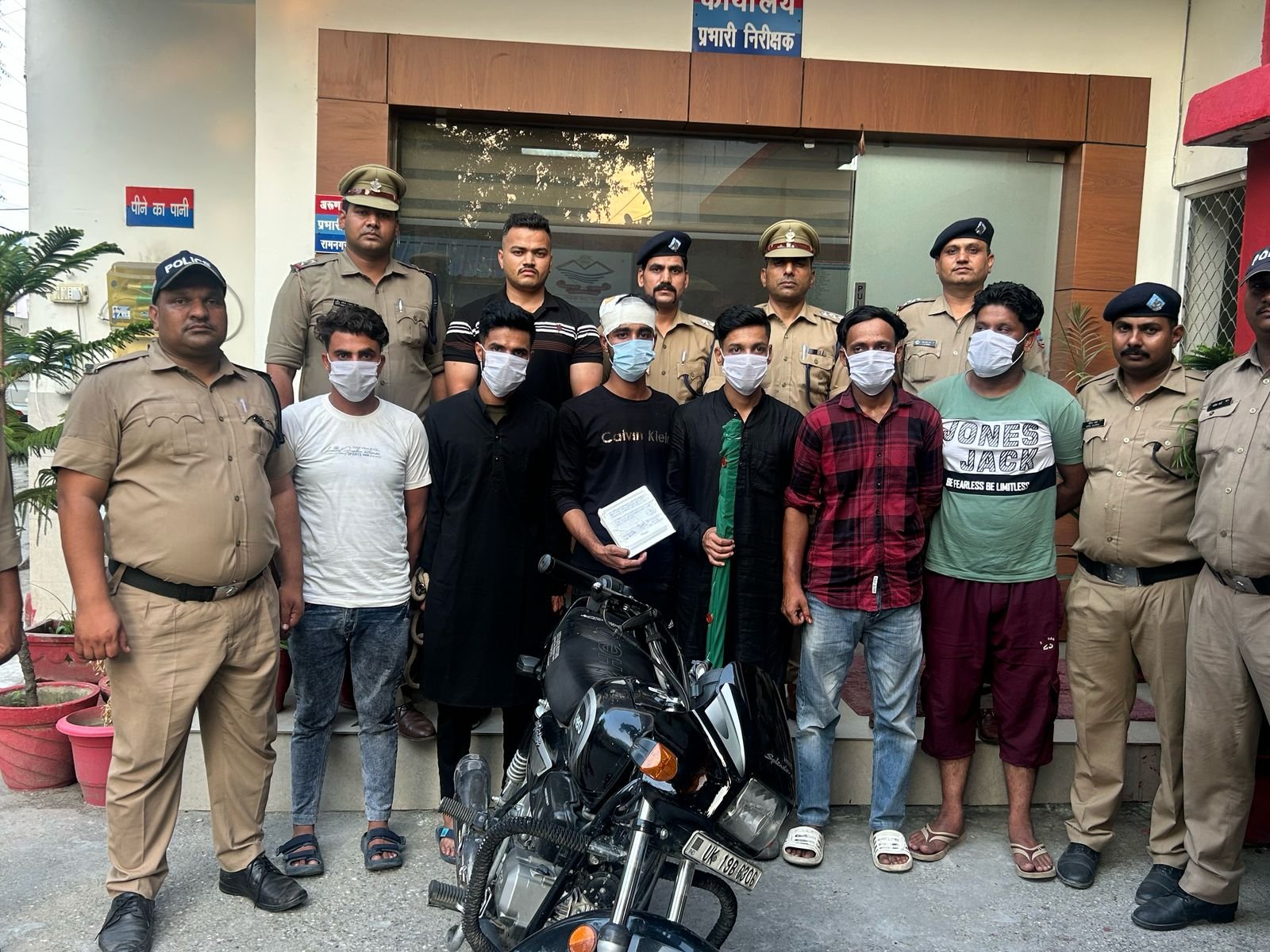 रामनगर में हत्या के मामले का खुलासा: मुख्य आरोपी सहित छह गिरफ्तार, हत्या में प्रयुक्त हथियार व बाइक बरामद