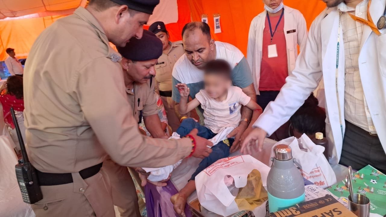 बाबा के दर्शन कर परिवार संग वापस लौट रहे हिसार हरियाणा निवासी बालक को गंभीर चोटें आने पर खाकी ने दिलाया उपचार, परिजनों और श्रद्धालुओं ने पुलिस के कार्य को सराहा।