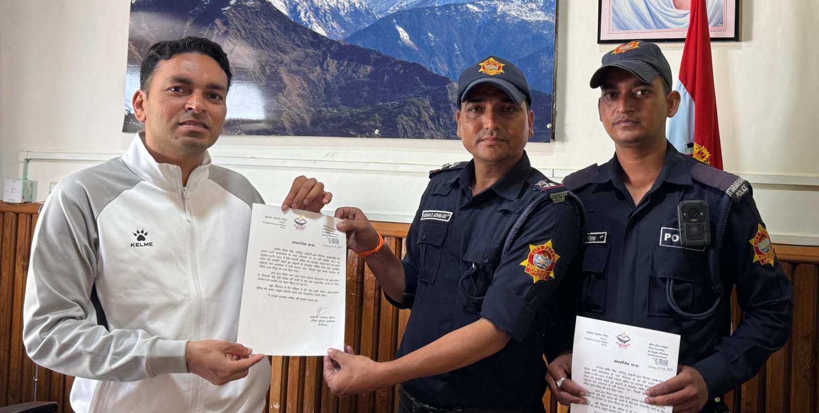 सीपीयू कर्मियों की तत्परता से दो जीवन सुरक्षित, SSP NAINITAL प्रहलाद मीणा ने प्रशस्ति पत्र देकर किया सम्मानित।