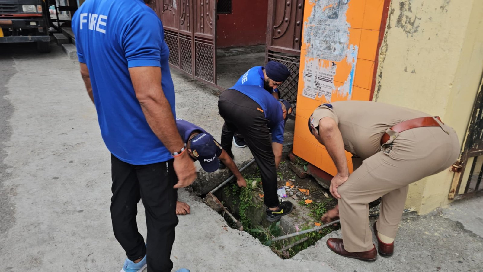 रामनगर फायर स्टेशन कर्मचारियों द्वारा मंदिर परिसर में एक दिवसीय स्वच्छता अभियान चलाया गया।