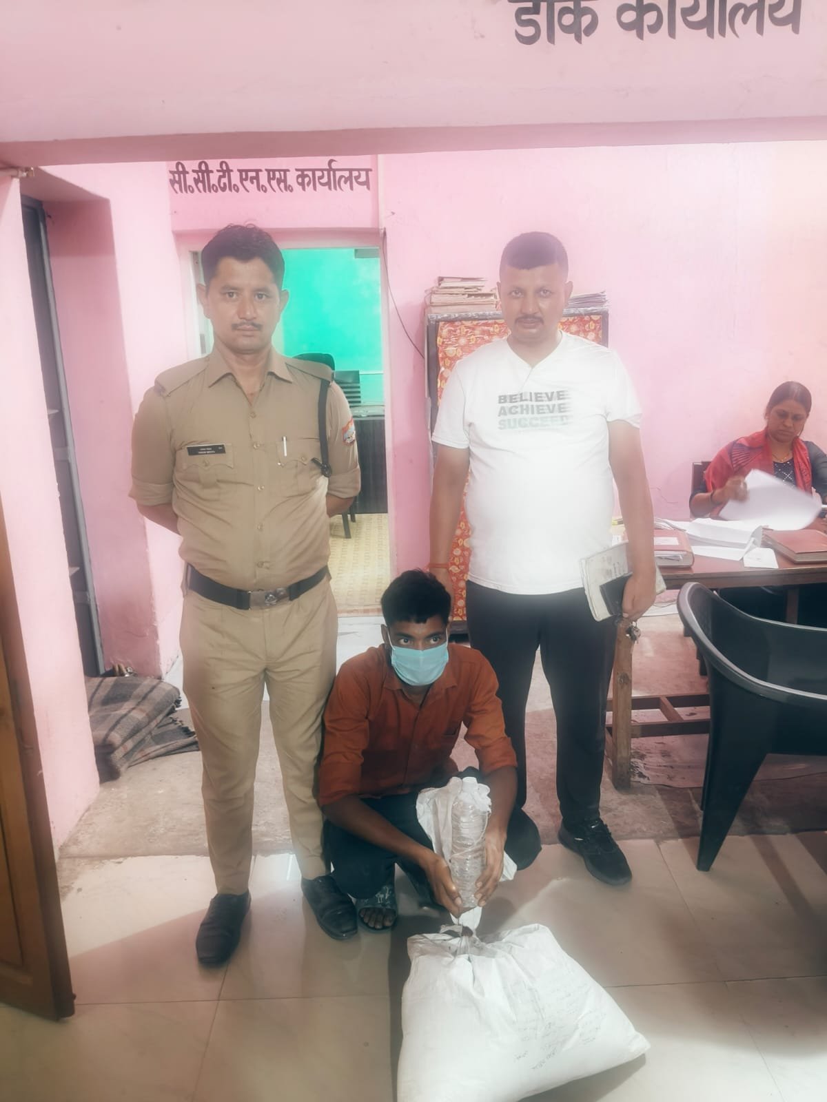 पुलिस ने एक व्यक्ति को 70 पाउच कच्ची शराब खाम के साथ किया गिरफ्तार*