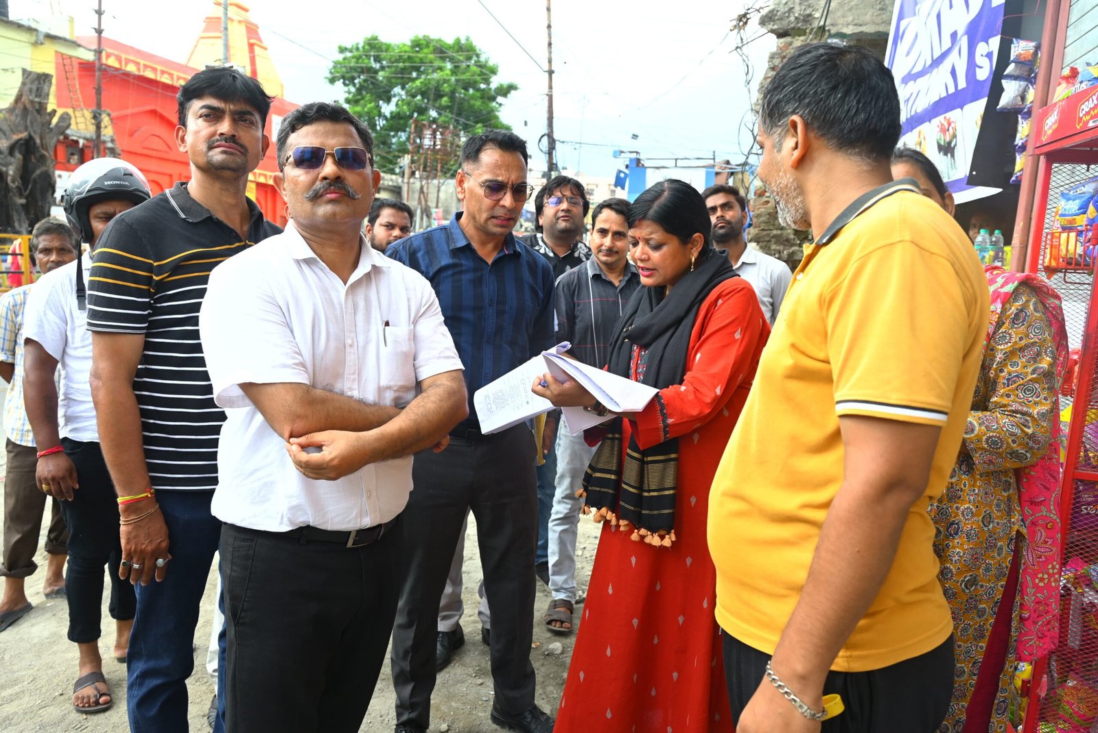 बुलडोजर की चेतावनी: ADM ने कहा – कानून तोड़ने वालों पर होगी कार्रवाई।
