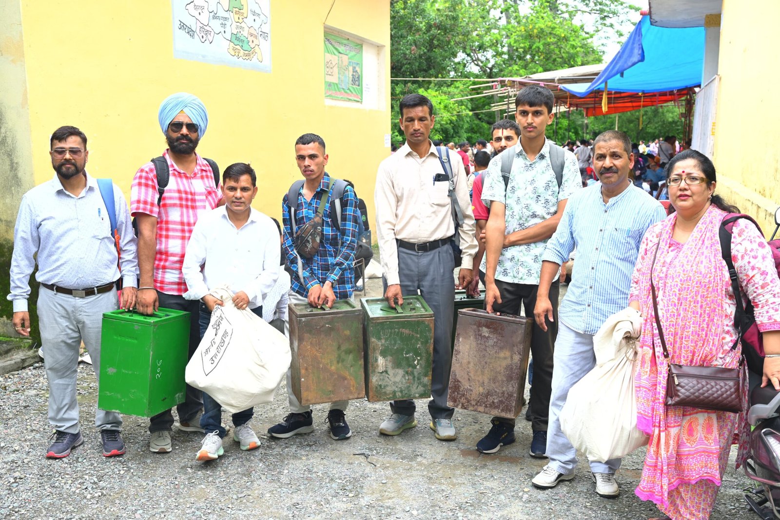मतदान सामग्री के साथ रवाना हुई पोलिंग पार्टियां, कल होगा मतदान।