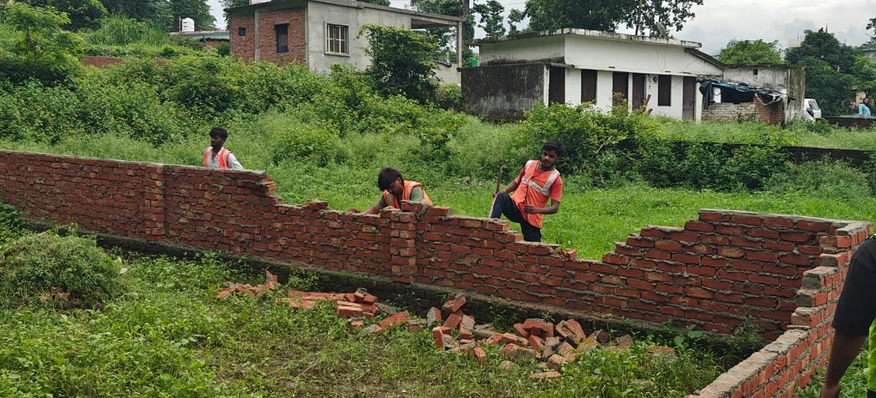 अवैध निर्माण पर कार्रवाई: दो मंजिला भवन रोका, अवैध प्लॉटिंग ध्वस्त।