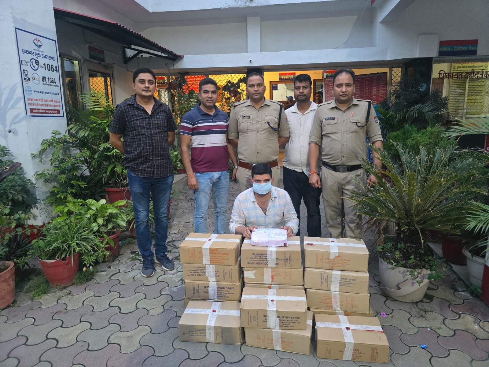 “मिशन निष्पक्ष चुनाव”: नैनीताल पुलिस की ताबड़तोड़ छापेमारी, शराब तस्कर सलाखों के पीछे।
