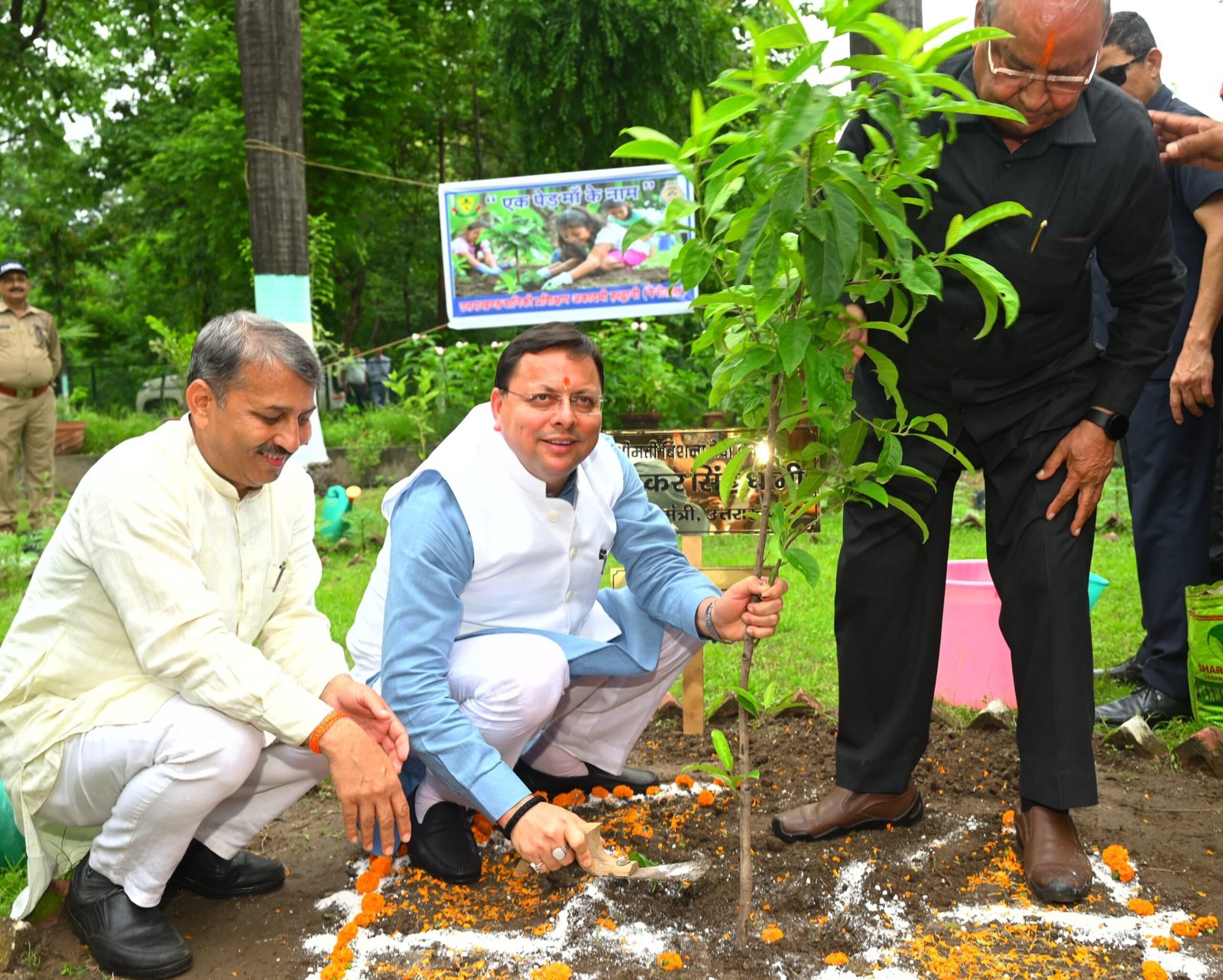 हरेला पर्व पर रोपे 8 लाख से अधिक पौधे, मुख्यमंत्री धामी ने दिया प्रकृति संरक्षण का संकल्प