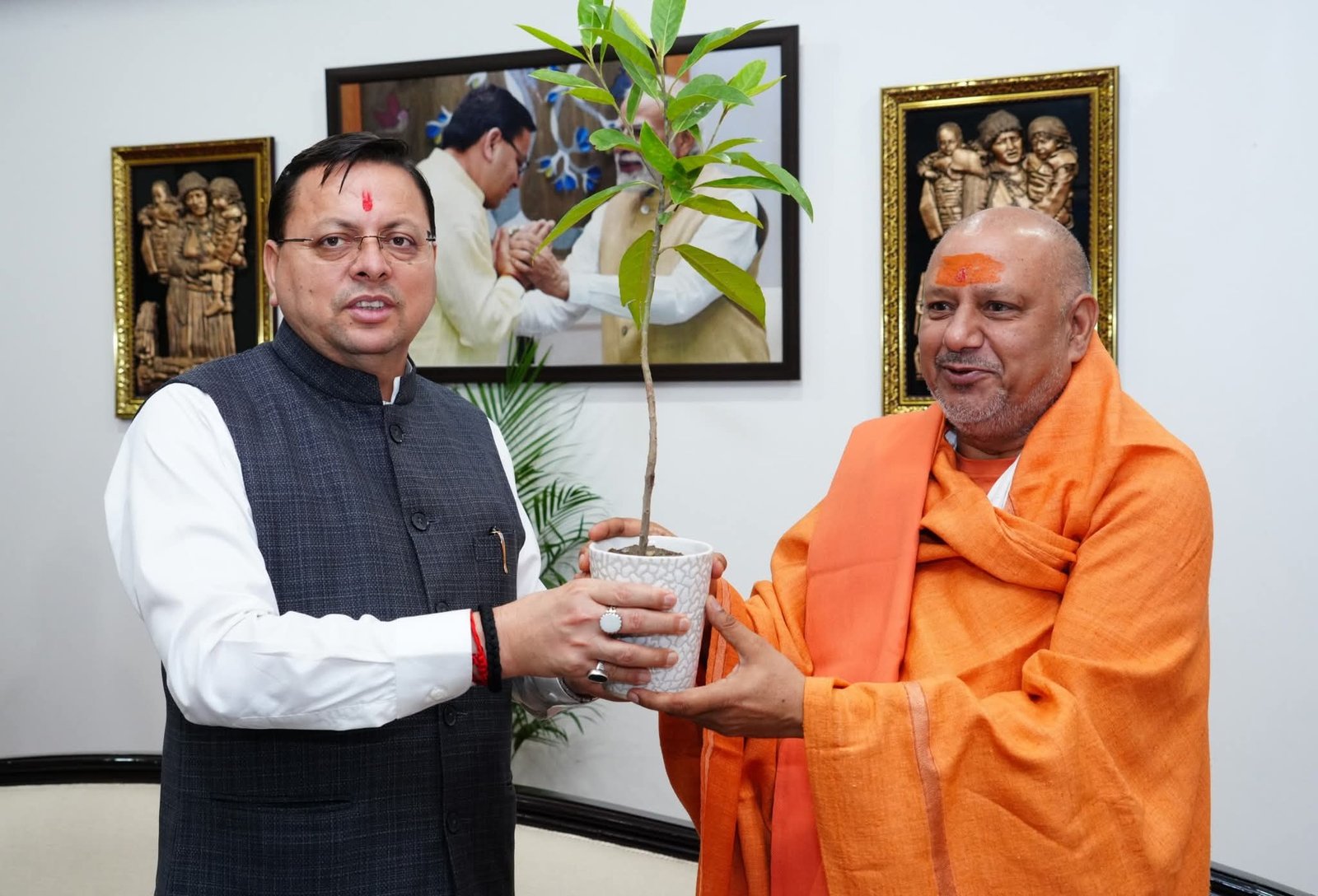 मुख्यमंत्री धामी से शिष्टाचार भेंट में बोले महामंडलेश्वर – समाजहित में सराहनीय है ऑपरेशन कालनेमि