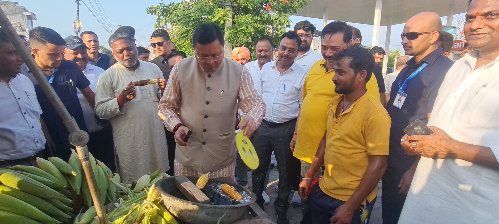 मुख्यमंत्री ने सड़क किनारे भुट्टा भून रहे श्री महातम की ठेली पर रुककर स्थानीय उत्पादों को बढ़ावा देने का दिया संदेश