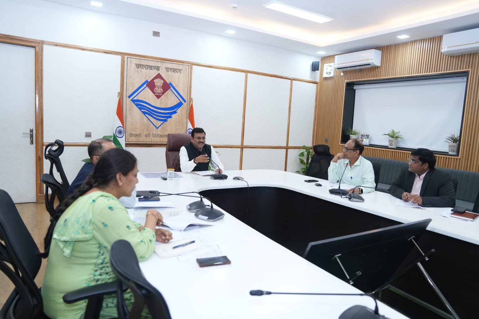 मुख्य सचिव आनंद बर्धन की अध्यक्षता में सचिवालय में व्यय समिति की बैठक आयोजित की गई।