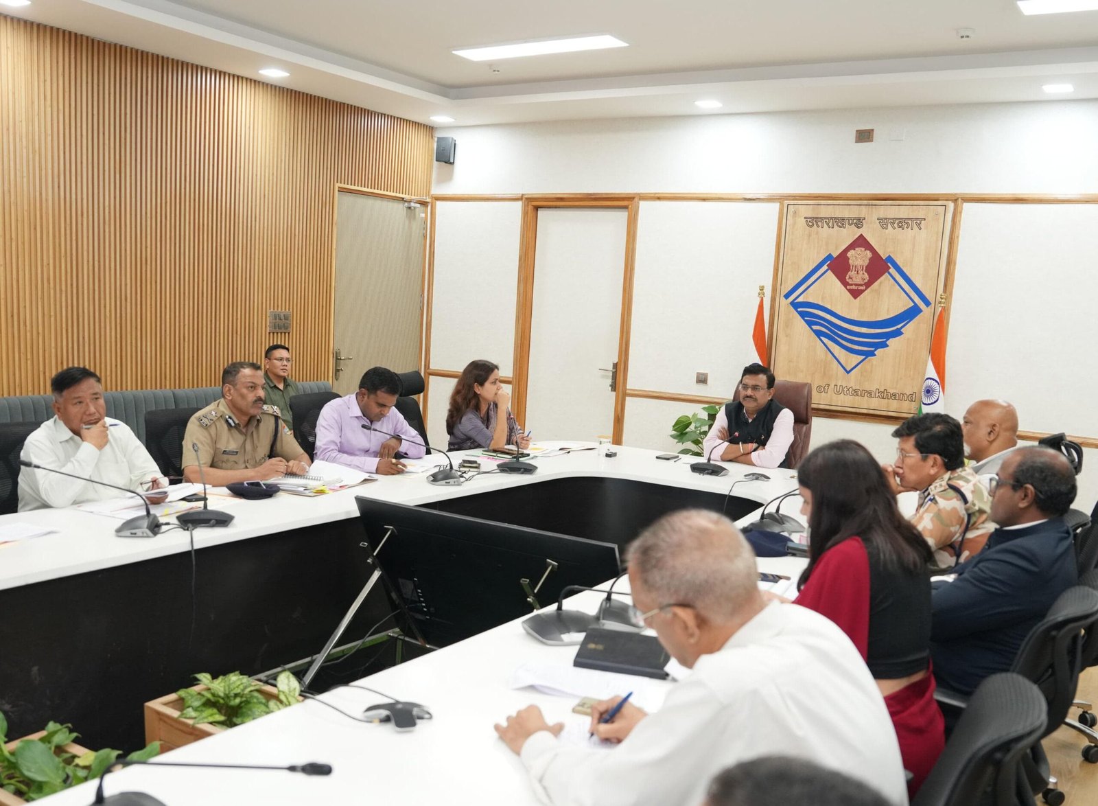 वाइब्रेंट विलेज योजना की समीक्षा बैठक: मुख्य सचिव ने दिए समयबद्ध क्रियान्वयन के निर्देश