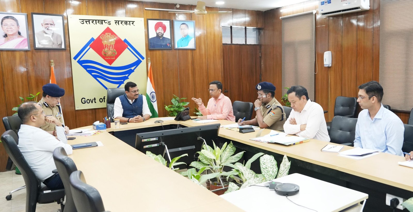 प्रदेश के धार्मिक स्थलों पर सुरक्षा सख्त, मुख्य सचिव ने दिए तकनीकी भीड़ प्रबंधन के निर्देश।