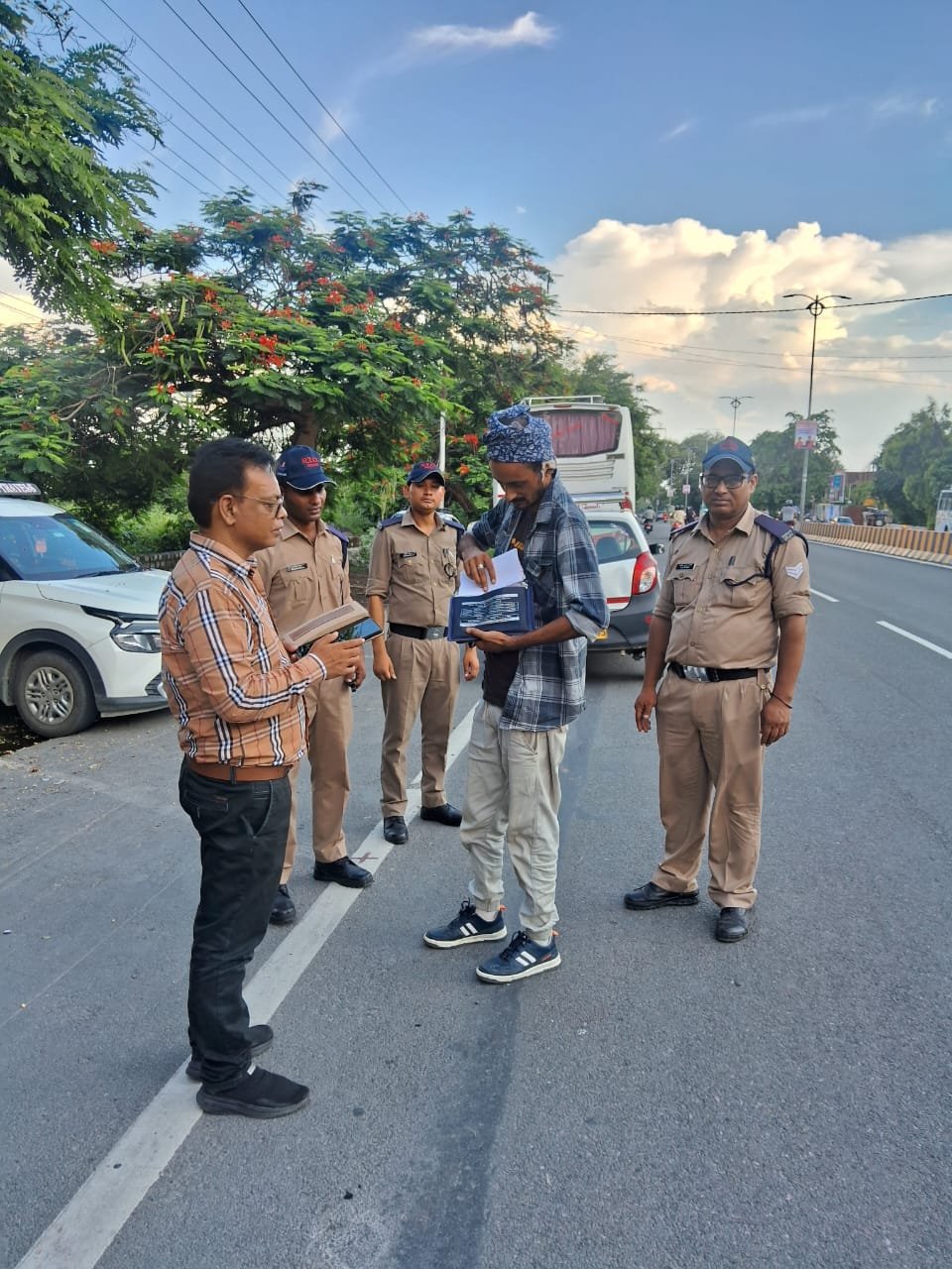 परिवहन विभाग की ताबड़तोड़ कार्रवाई: टैक्सी, ऑटो और बाइक जब्त।