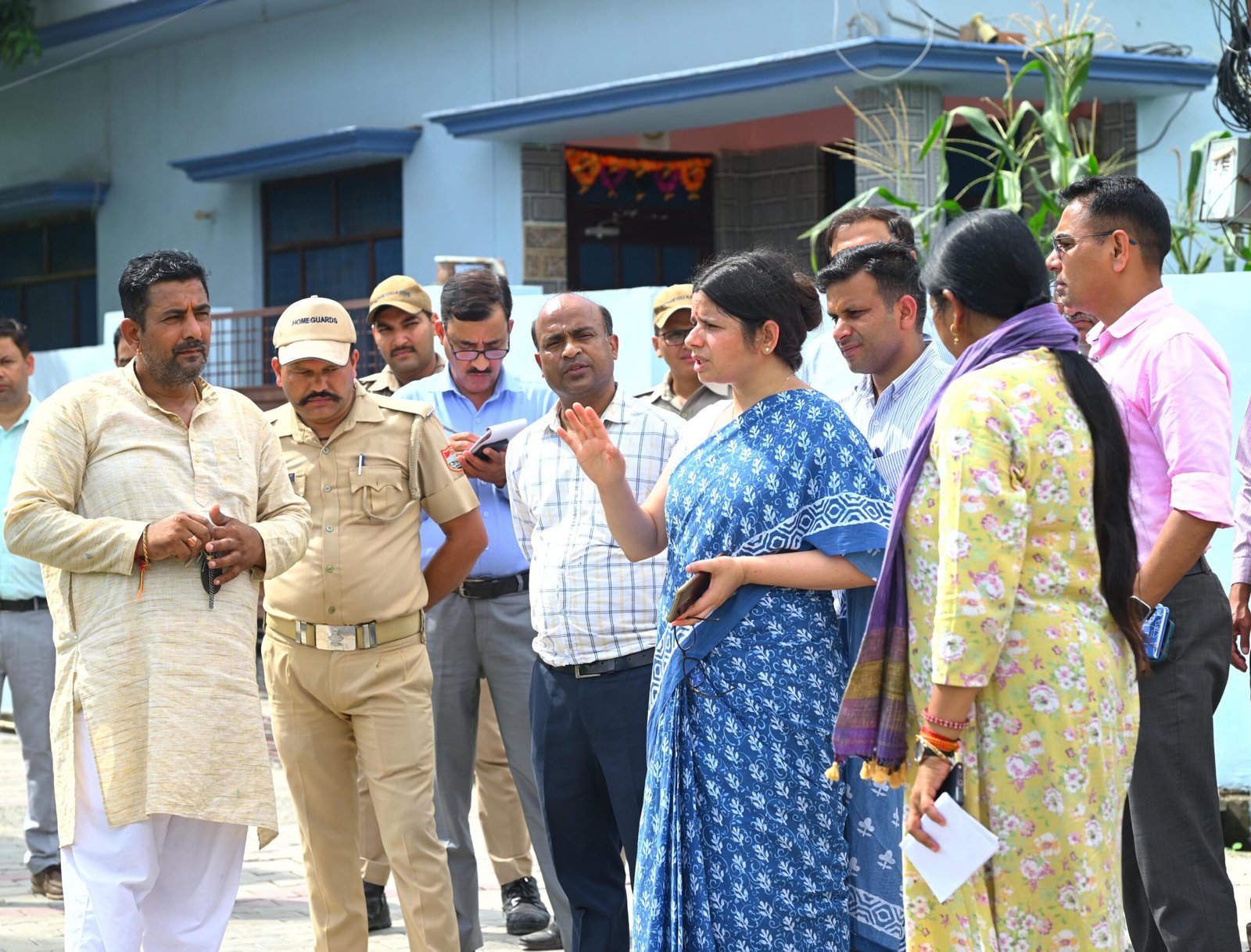 समय पर पूरे हों निर्माण कार्य, वरना कार्रवाई तय” – निरीक्षण में बोलीं डीएम वंदना।