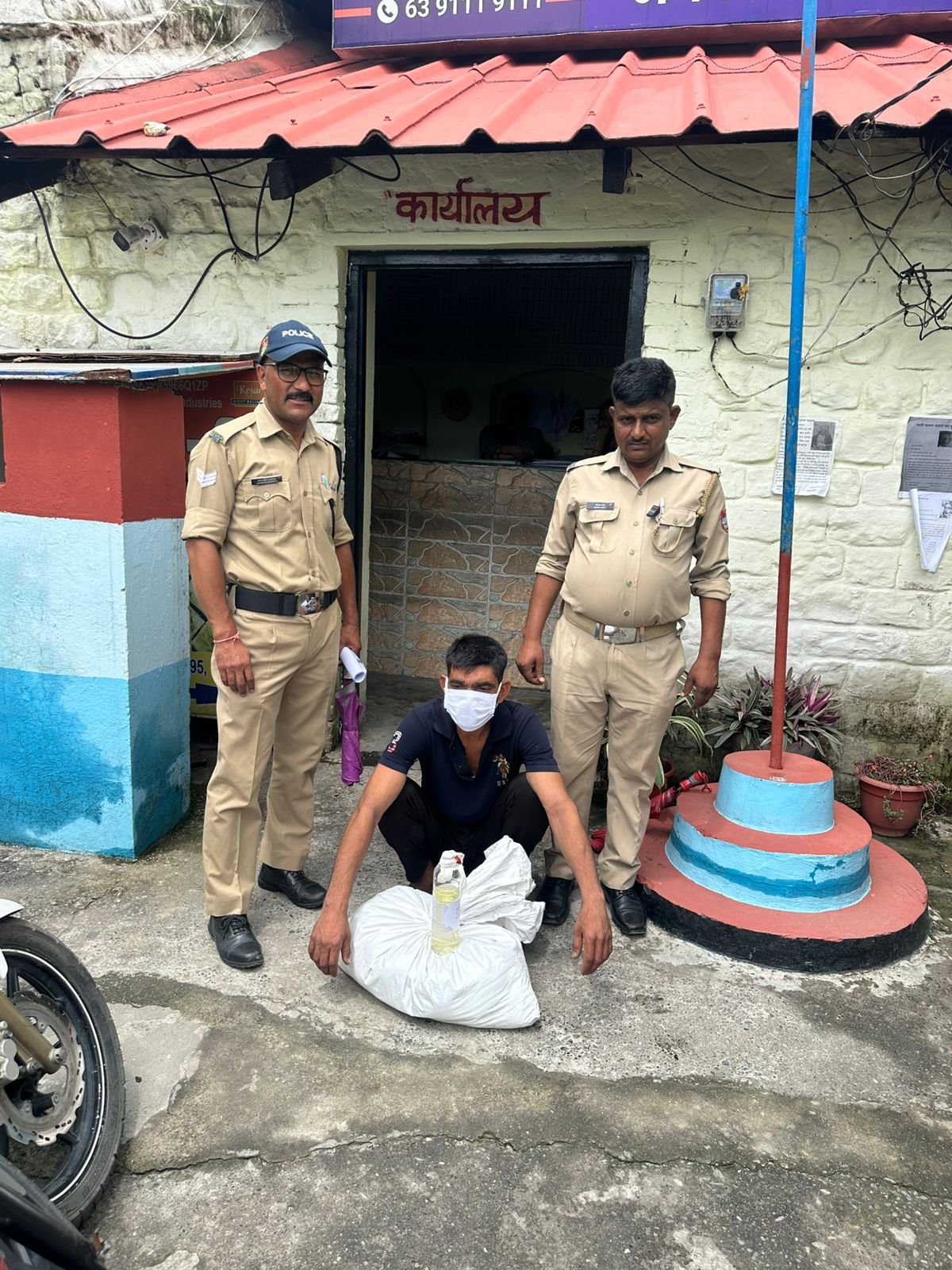 पुलिस ने 02 व्यक्तियों को अवैध शराब के साथ किया गिरफ्तार*