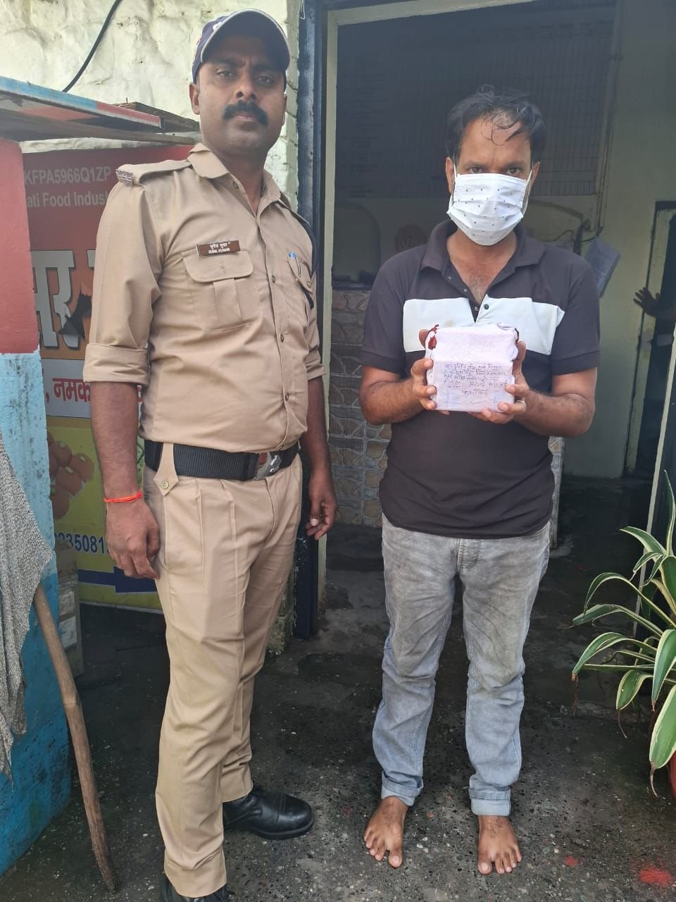 मुखानी पुलिस की सतर्कता से चंद घंटों में चोरी का खुलासा, शातिर अभियुक्त गिरफ्तार, बैटरी बरामद।