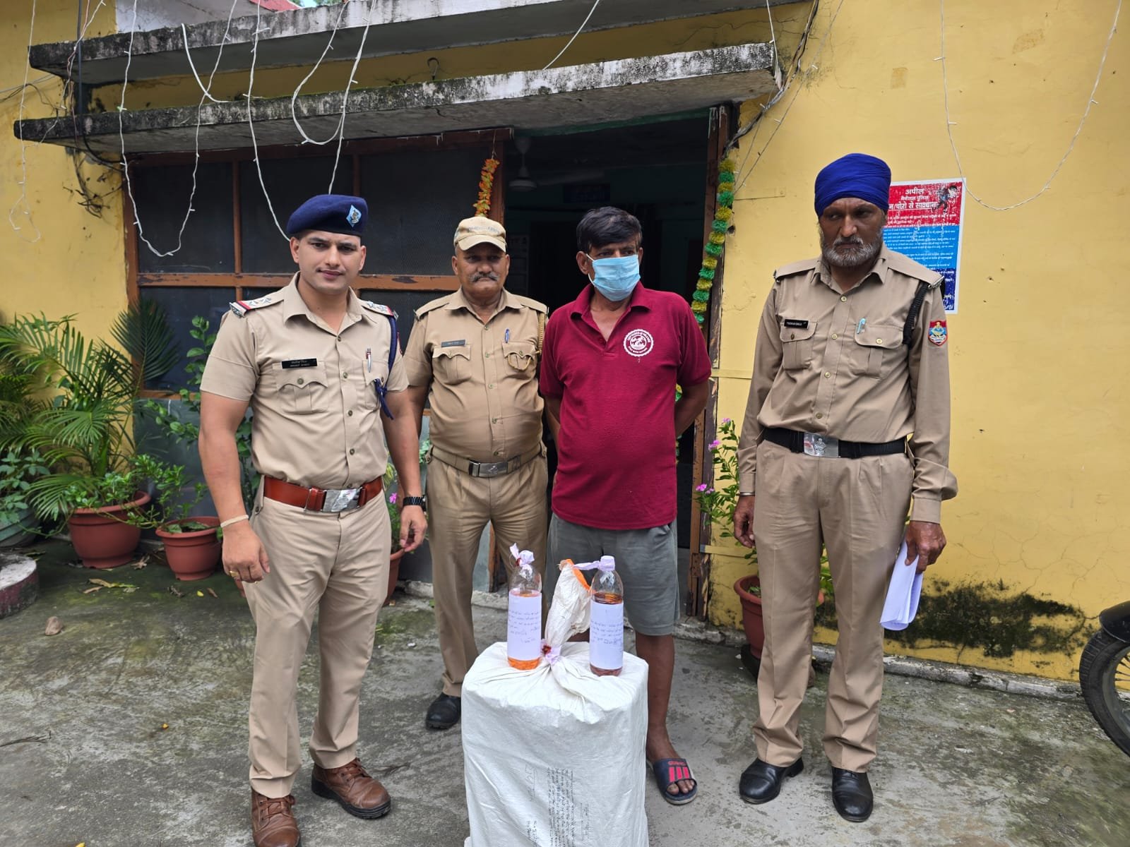 नैनीताल पुलिस की कार्यवाही, पंचायत चुनाव के मद्देनज़र मुखानी पुलिस ने अवैध शराब के 02 नशे के तस्कर किये गिरफ्तार*