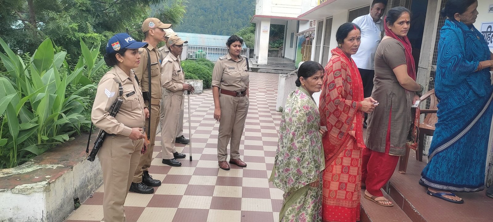 जनपद नैनीताल में त्रिस्तरीय पंचायत चुनाव के पहले चरण का शांतिपूर्ण आगाज़ – सुरक्षा व्यवस्था चाक-चौबं