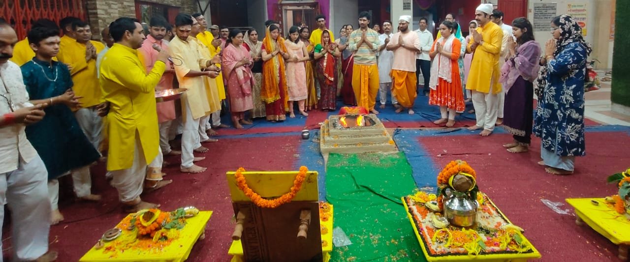 श्री बालाजी मंदिर में भक्तों ने किया सामूहिक हवन, शिव अभिषेक और आरती।