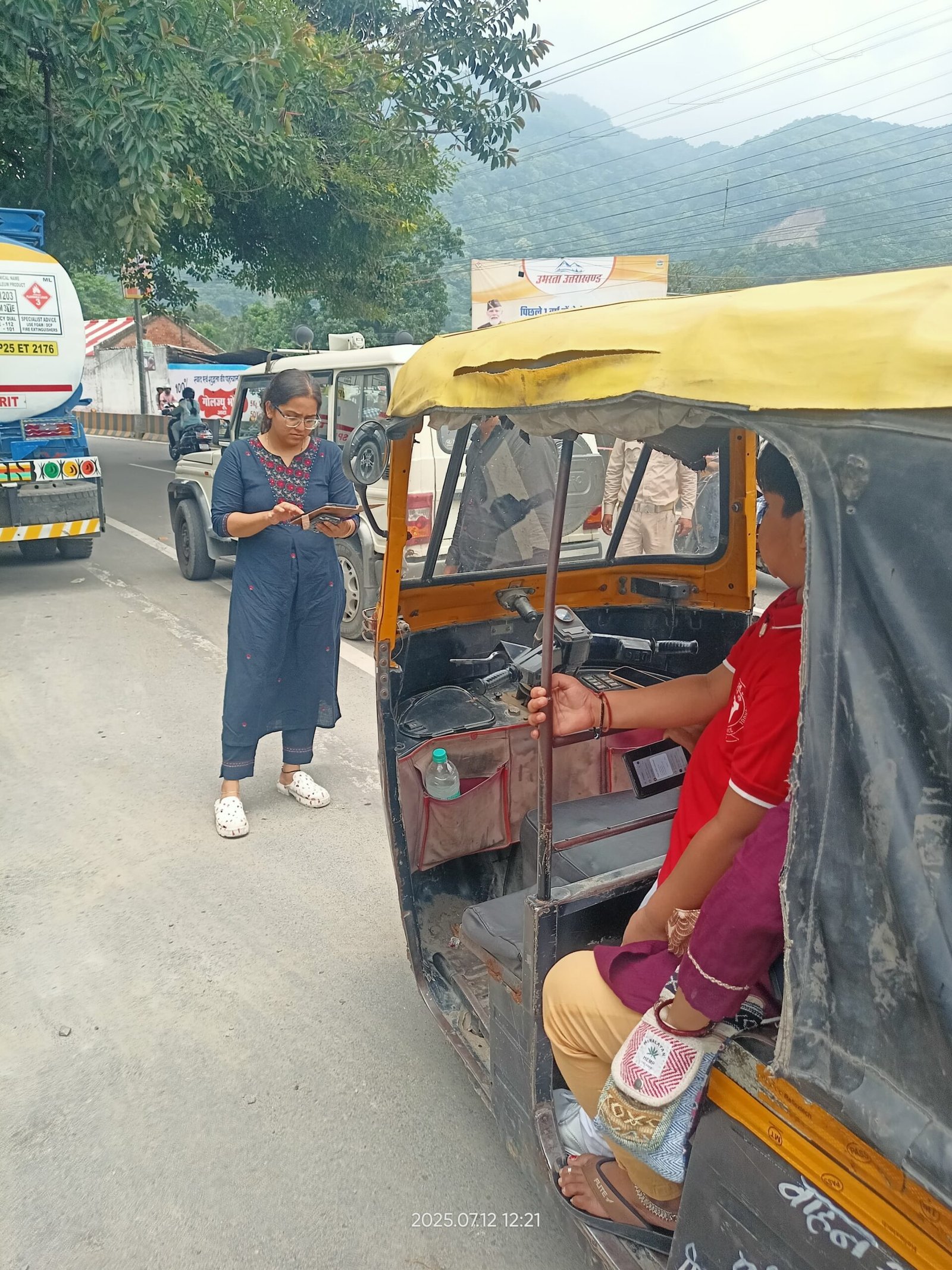 यातायात नियमों के उल्लंघन पर सख्ती, दो ई-रिक्शा सीज, दर्जनों वाहन चालान की जद में।