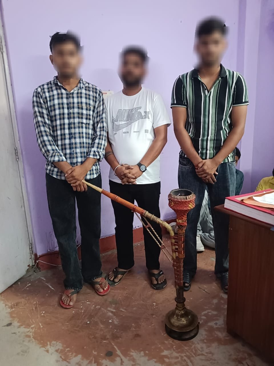 जनता की नजर, पुलिस की पकड़ – सार्वजनिक स्थान पर अनुशासनहीनता पर सख्ती।