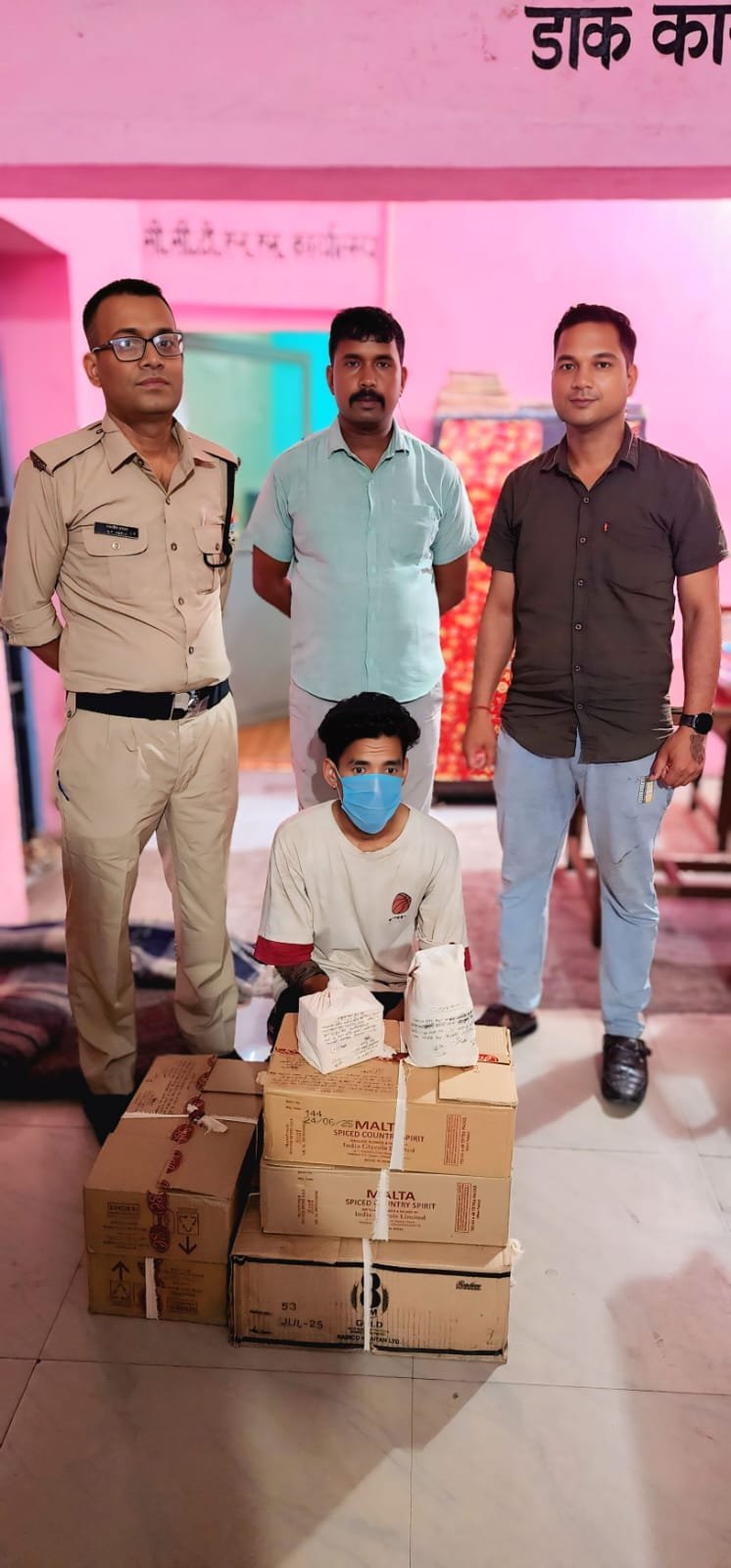 “पंचायत चुनाव से पहले शराब तस्कर धराया, रेस्टोरेंट से 5 पेटी शराब बरामद”