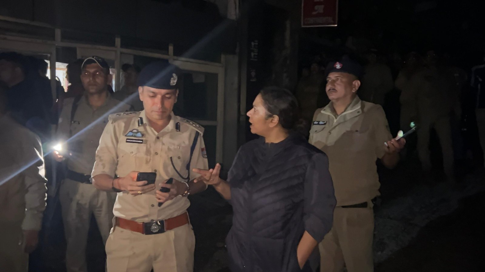 मल्लीताल में भीषण आग पर पुलिस-प्रशासन ने पाया काबू