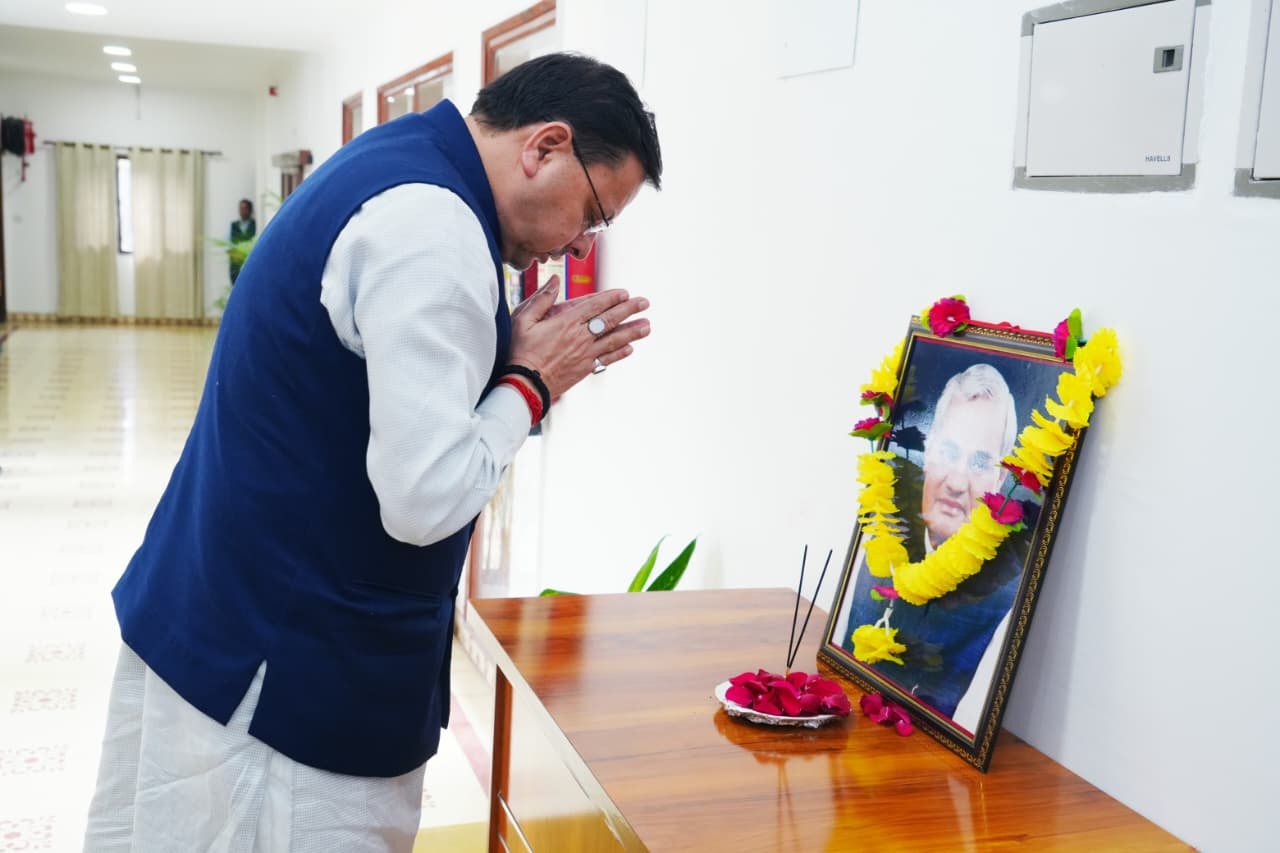 मुख्यमंत्री धामी ने अटल जी की पुण्यतिथि पर अर्पित की श्रद्धांजलि।