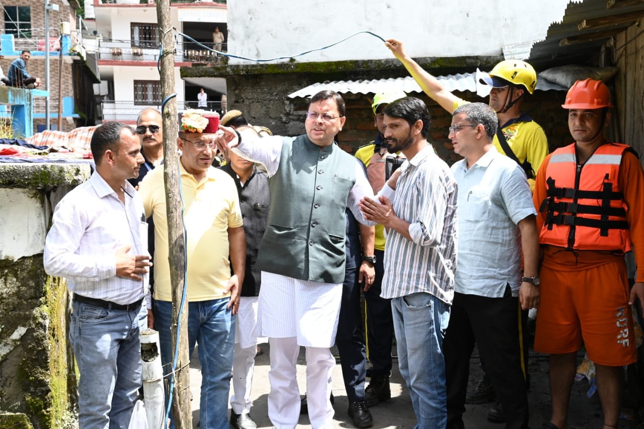 मुख्यमंत्री पुष्कर सिंह धामी ने जनपद की बड़कोट तहसील के स्यानाचट्टी में आपदा प्रभावित क्षेत्र का किया स्थलीय निरीक्षण