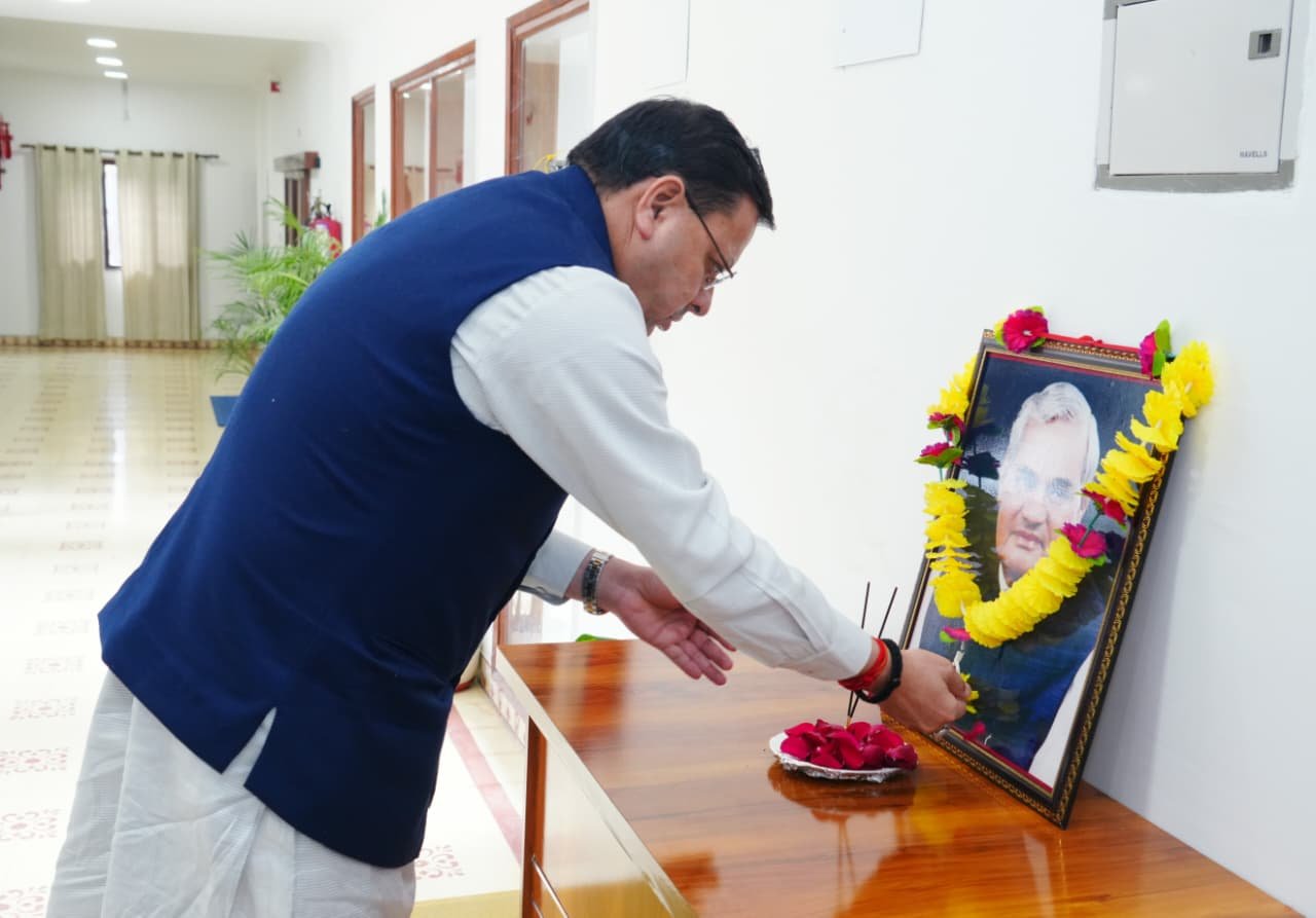 . CM धामी ने पूर्व प्रधानमंत्री अटल बिहारी वाजपेयी को दी श्रद्धांजलि