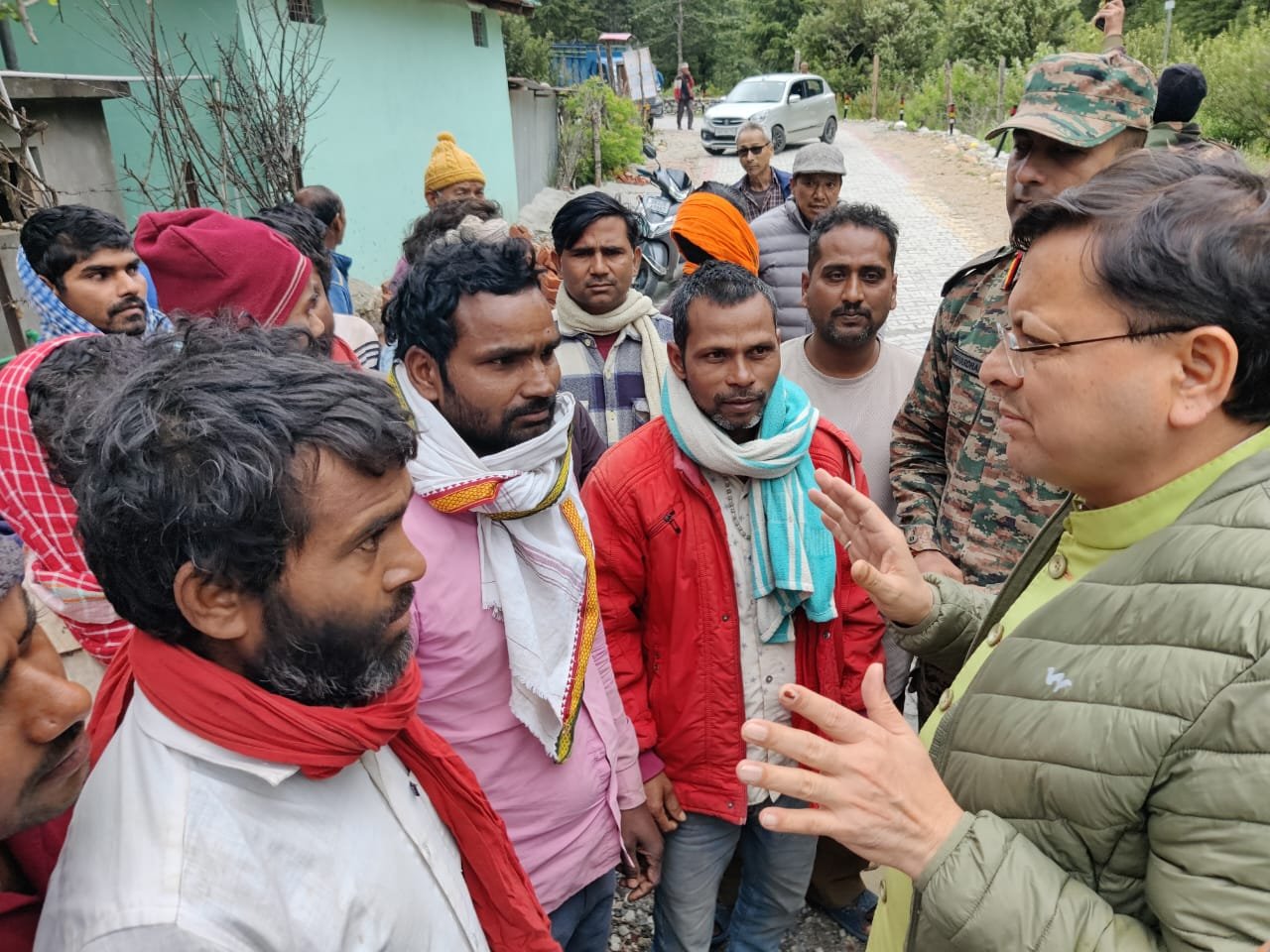 मौसम की चुनौतियों के बावजूद सीएम पुष्कर सिंह धामी पहुंचे ग्राउंड जीरो पर
