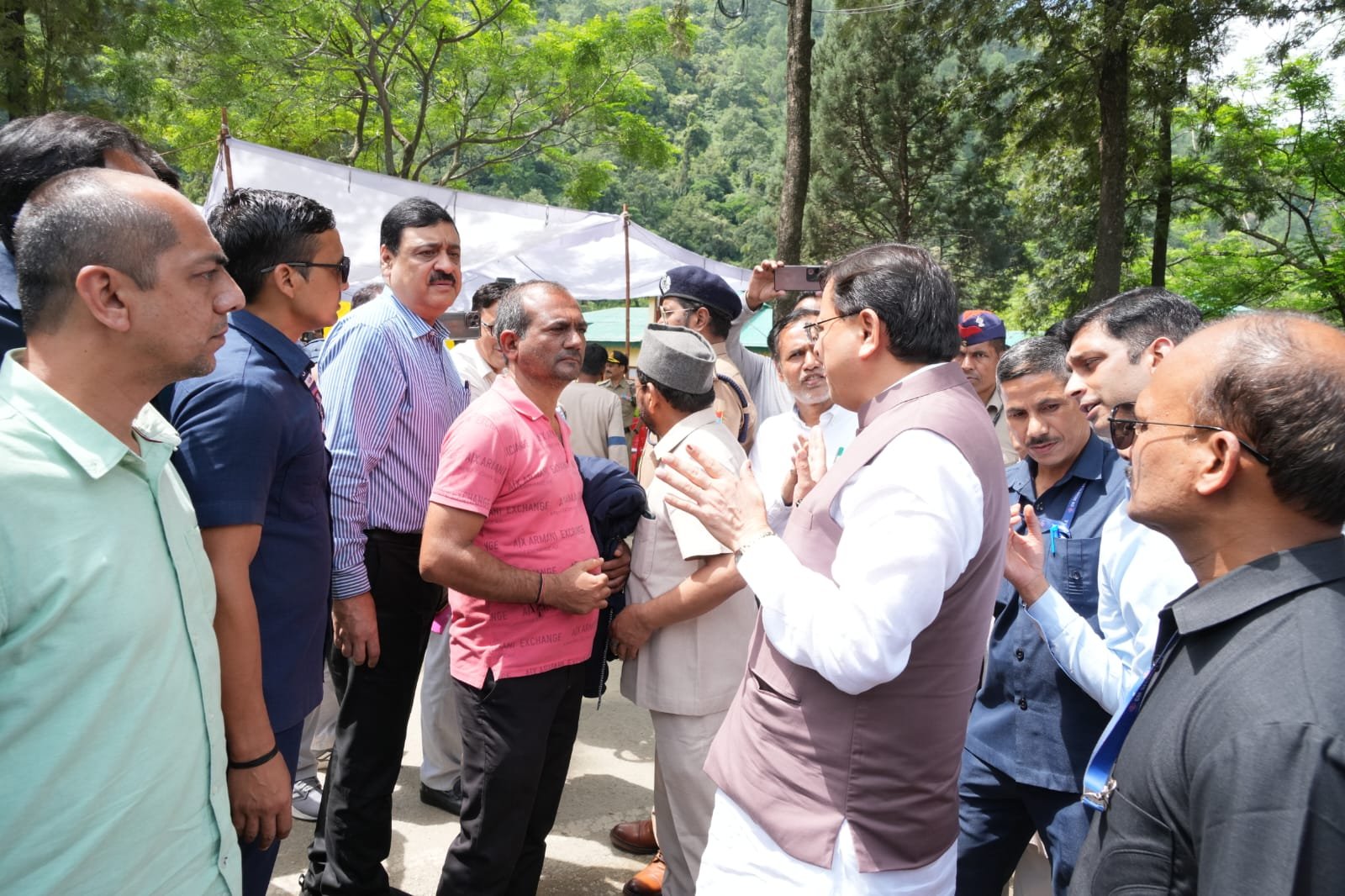 मुख्यमंत्री  पुष्कर सिंह धामी की निगरानी और निर्देशन में आपदा प्रभावित धराली क्षेत्र में राहत और बचाव अभियान युद्धस्तर पर जारी है।