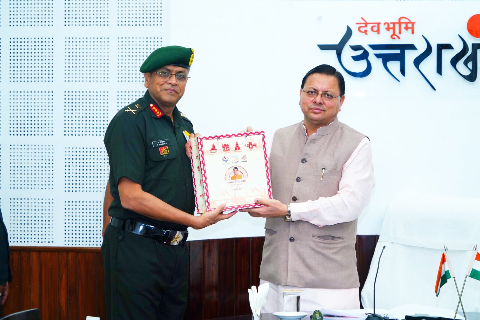 मुख्यमंत्री पुष्कर सिंह धामी से मध्य कमान प्रमुख लेफ्टिनेंट जनरल अनिंद्य सेनगुप्ता की शिष्टाचार भेंट
