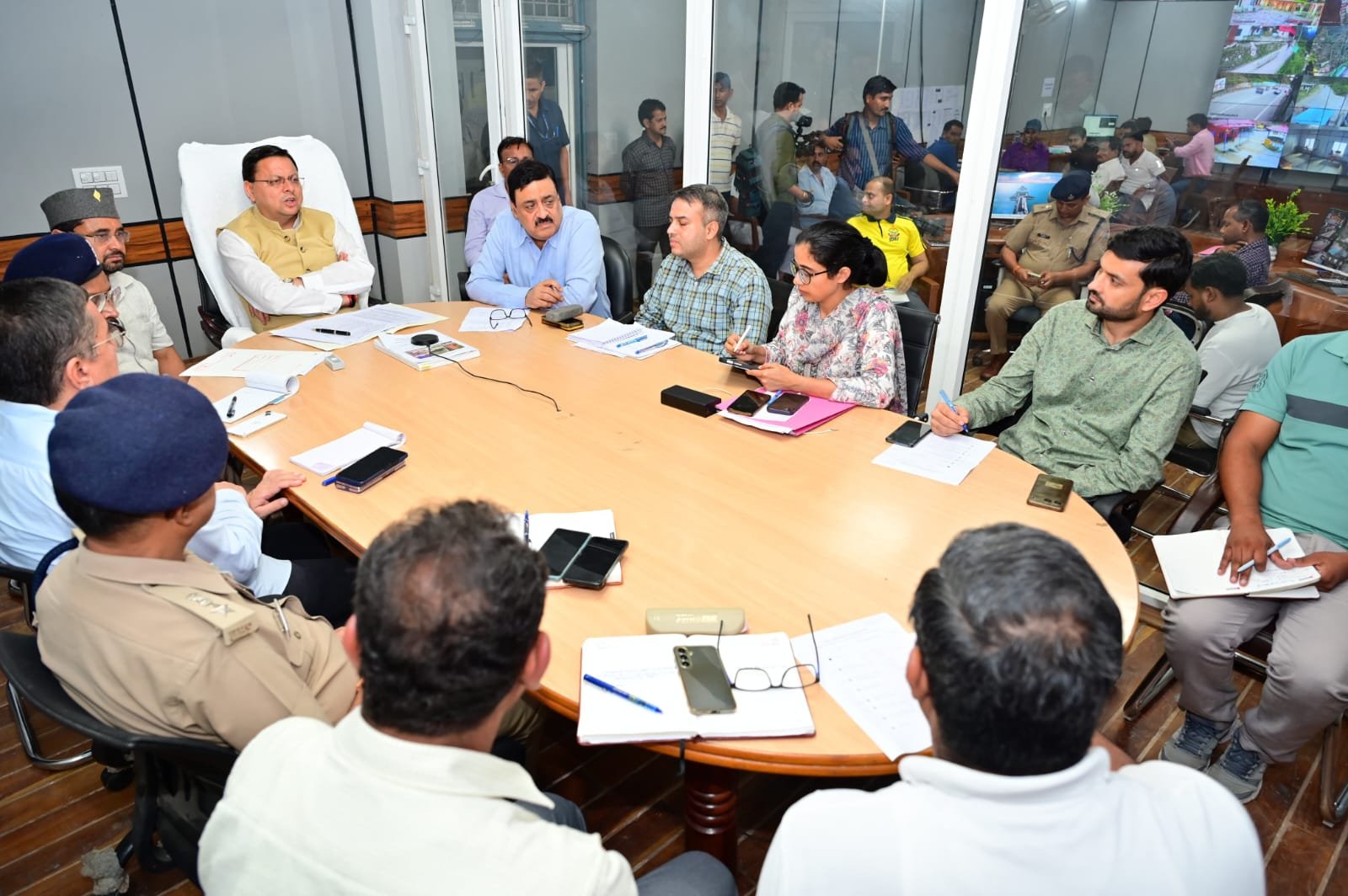 दूसरे दिन भी जिले में रहकर रेस्क्यू ऑपरेशन  की निगरानी और निर्देशन में जुटे रहे सीएम धामी