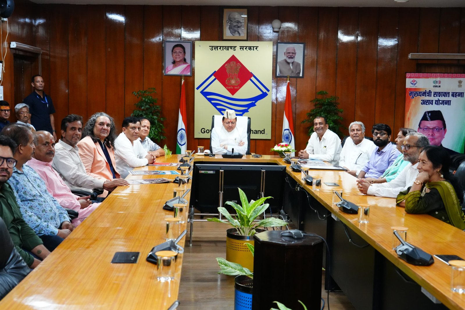 सचिवालय में फ़िल्म बौल्या काका के पोस्टर का मुख्यमंत्री पुष्कर सिंह धामी ने किया विमोचन