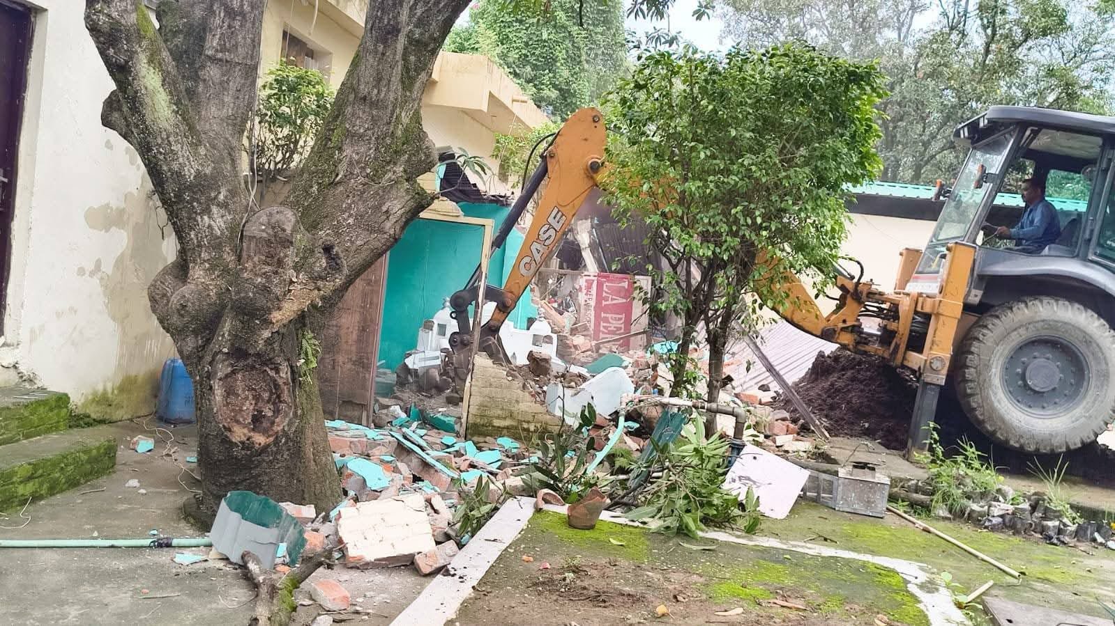 रिसॉर्ट की जमीन पर मज़ारें! किसके इशारे पर हो रहा था निर्माण*?  *जंगल में मज़ार! प्रशासन ने किया ‘क्लीन अप मिशन’*