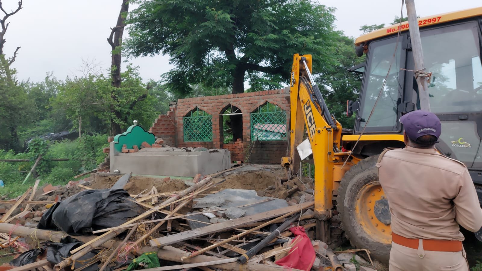 वन विभाग की बड़ी कार्रवाई: कोसी ब्लॉक से हटाया गया अवैध निर्माण।