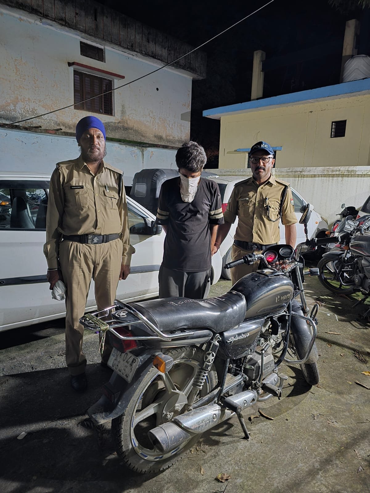 चोरी की मोटरसाइकिल के साथ मुखानी पुलिस ने शातिर चोर को किया गिरफ्तार*