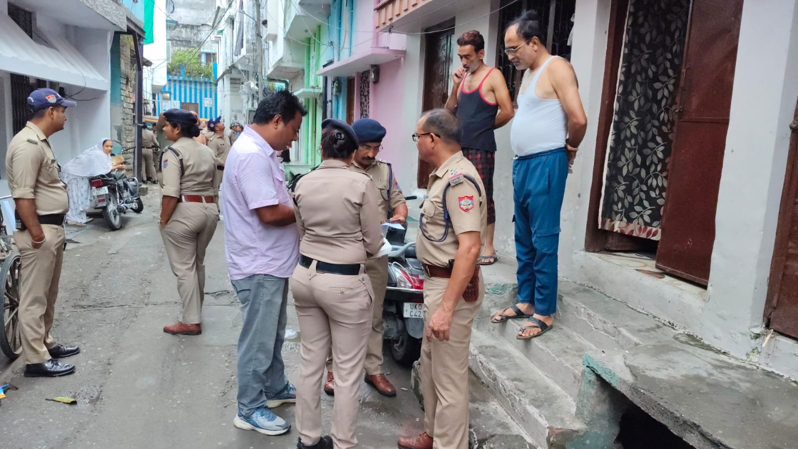 *नैनीताल पुलिस ने बनभूलपुरा में चलाया सत्यापन अभियान, 1100 लोगों का किया सत्यापन, अनियमितता पाने पर 33 लोगों के विरुद्ध कार्यवाही*