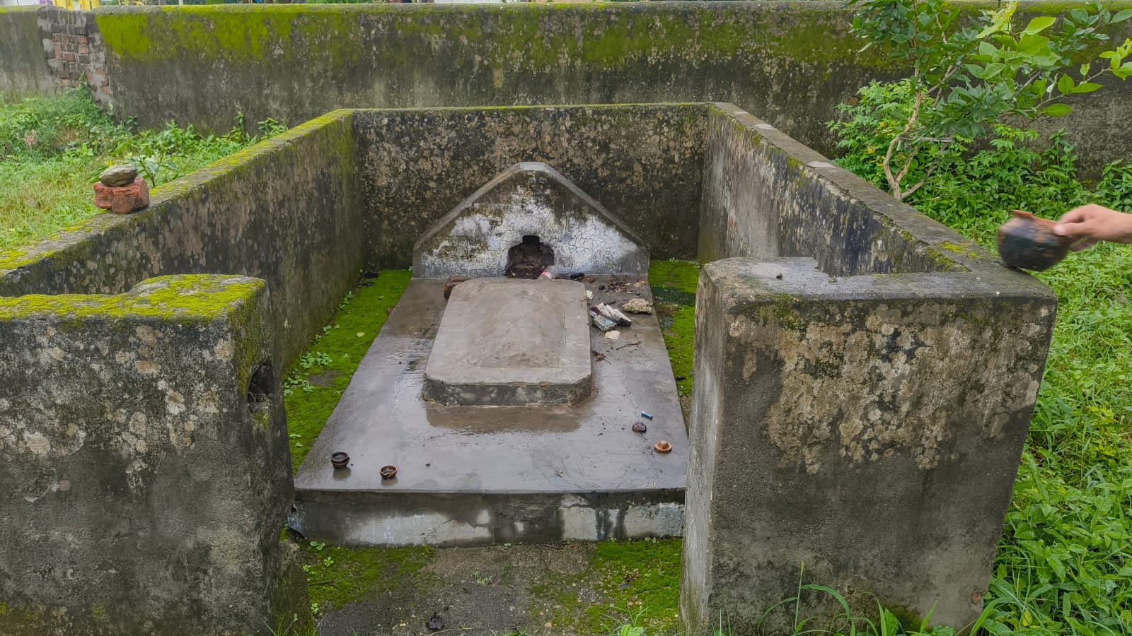 ढेला इंटर कॉलेज से प्रशासन ने हटाई अवैध धार्मिक संरचना।