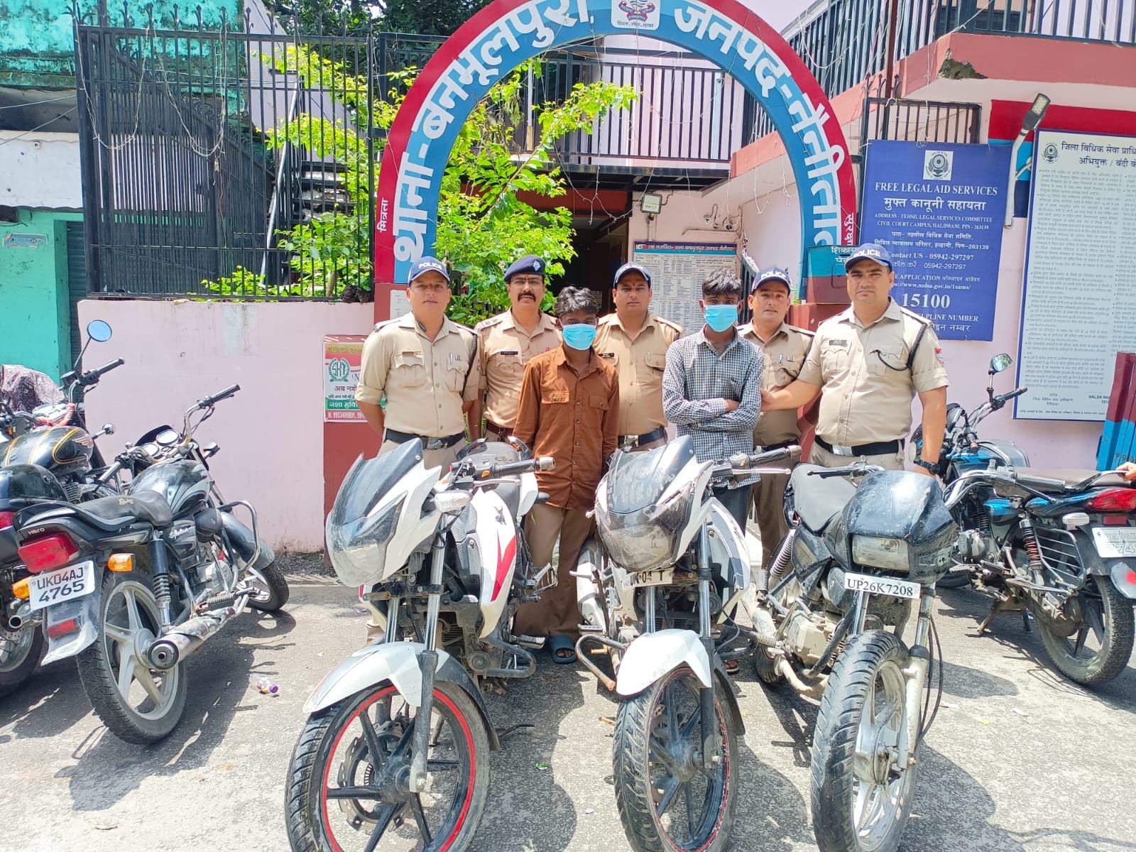 पुलिस की त्वरित कार्रवाई: 2 चोर दबोचे, 3 बाइक बरामद”