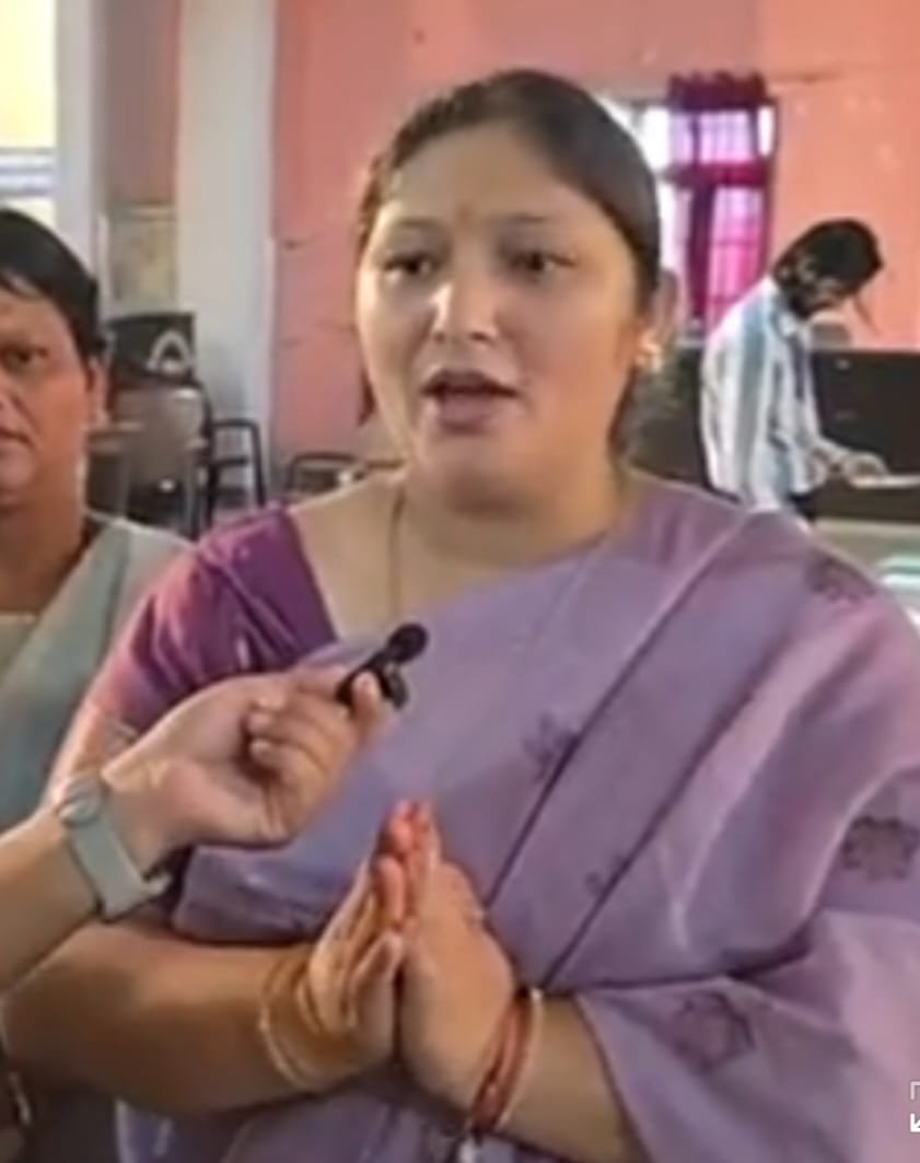 रामनगर: मंजू नेगी बनीं नई ब्लॉक प्रमुख, चुनाव में जीत के बाद जश्न।
