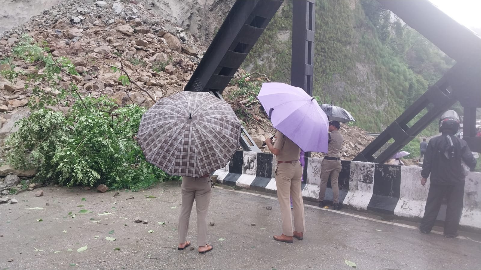 भीमताल पुल के पास मलबा आने से यातायात ठप।