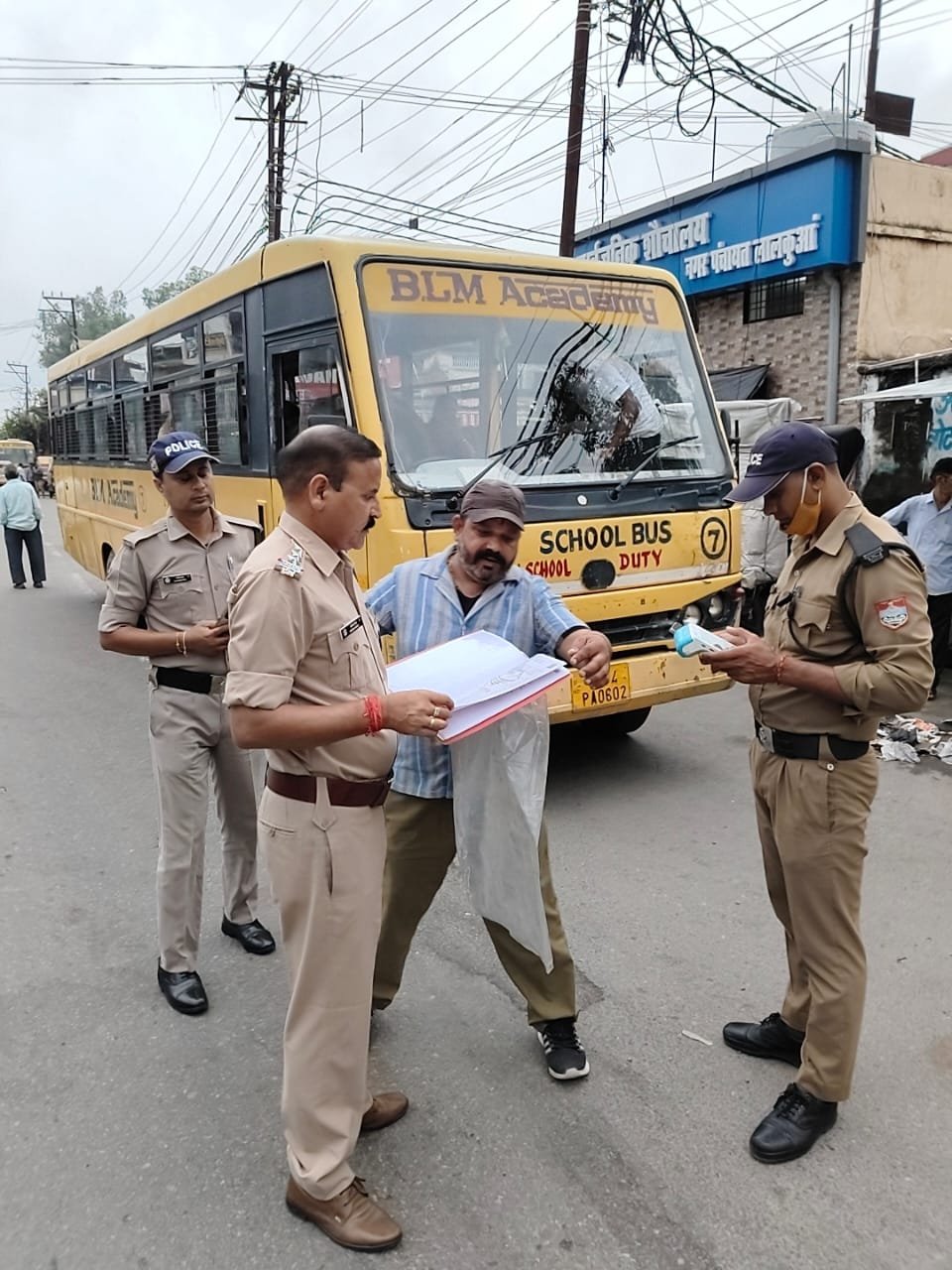 *नैनीताल में बच्चों की सुरक्षा के लिए चला एसएसपी प्रहलाद नारायण मीणा का शिकंजा*   *नियम तोड़ने वाले 27 बस चालकों के विरुद्ध चालानी कार्यवाही, संचालको को भेजे नोटिस*