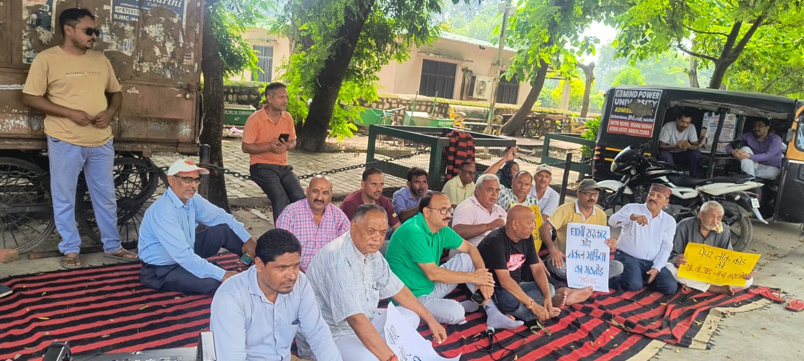 लखनपुर क्रांति चौक पर नकल माफिया के खिलाफ धरना प्रदर्शन, न्यायिक जांच की मांग