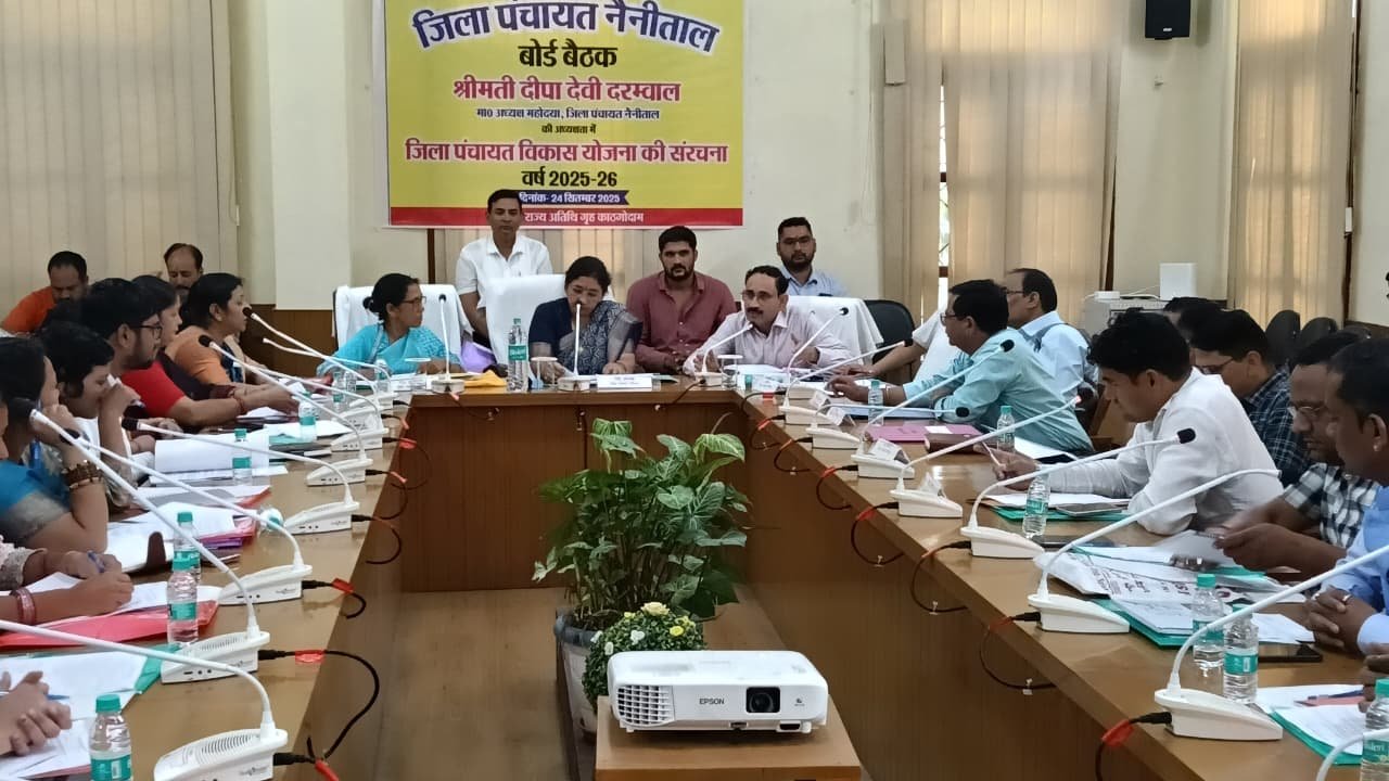 जिला पंचायत बैठक में सड़क, पेयजल, कूड़ा निस्तारण व आवारा पशुओं के मुद्दे उठे।