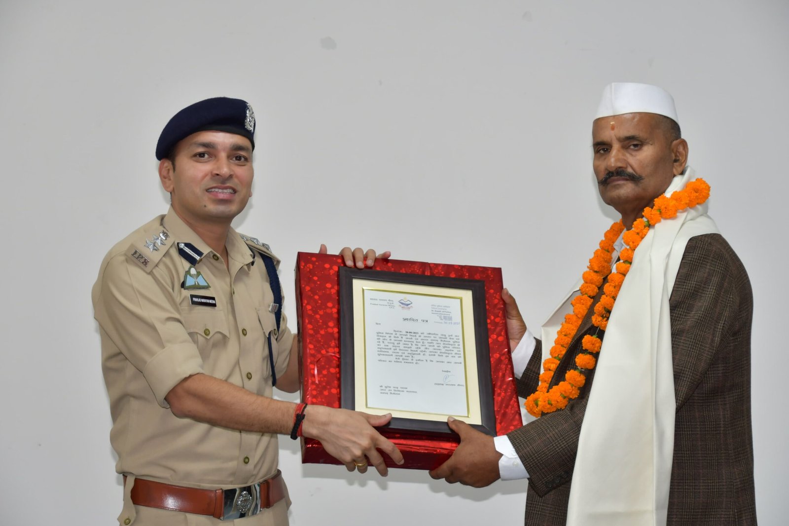 लंबी सेवा पूर्ण करने वाले पुलिसकर्मियों का एसएसपी ने किया सम्मान।